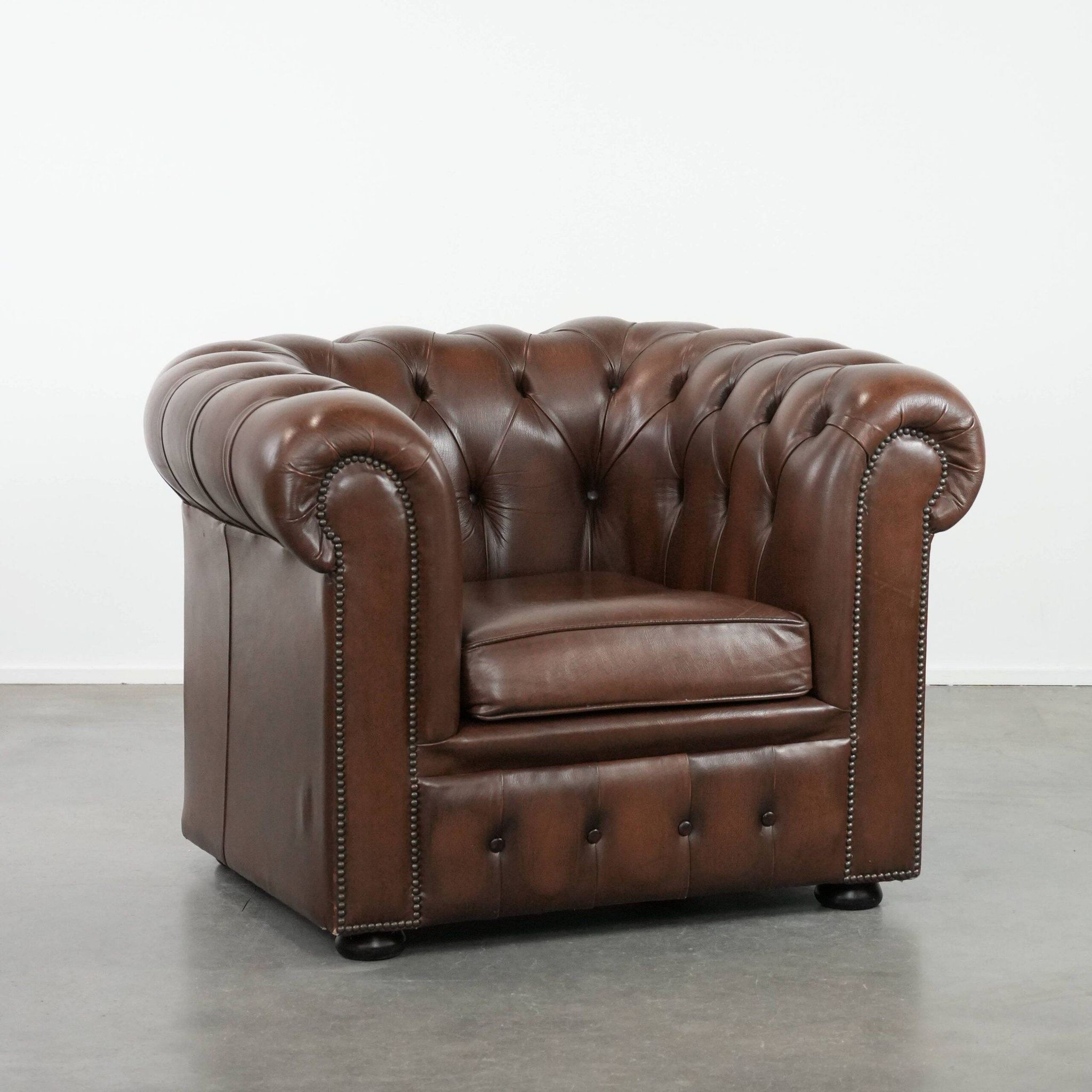 Brown cowhide leather Chesterfield club armchair in English style