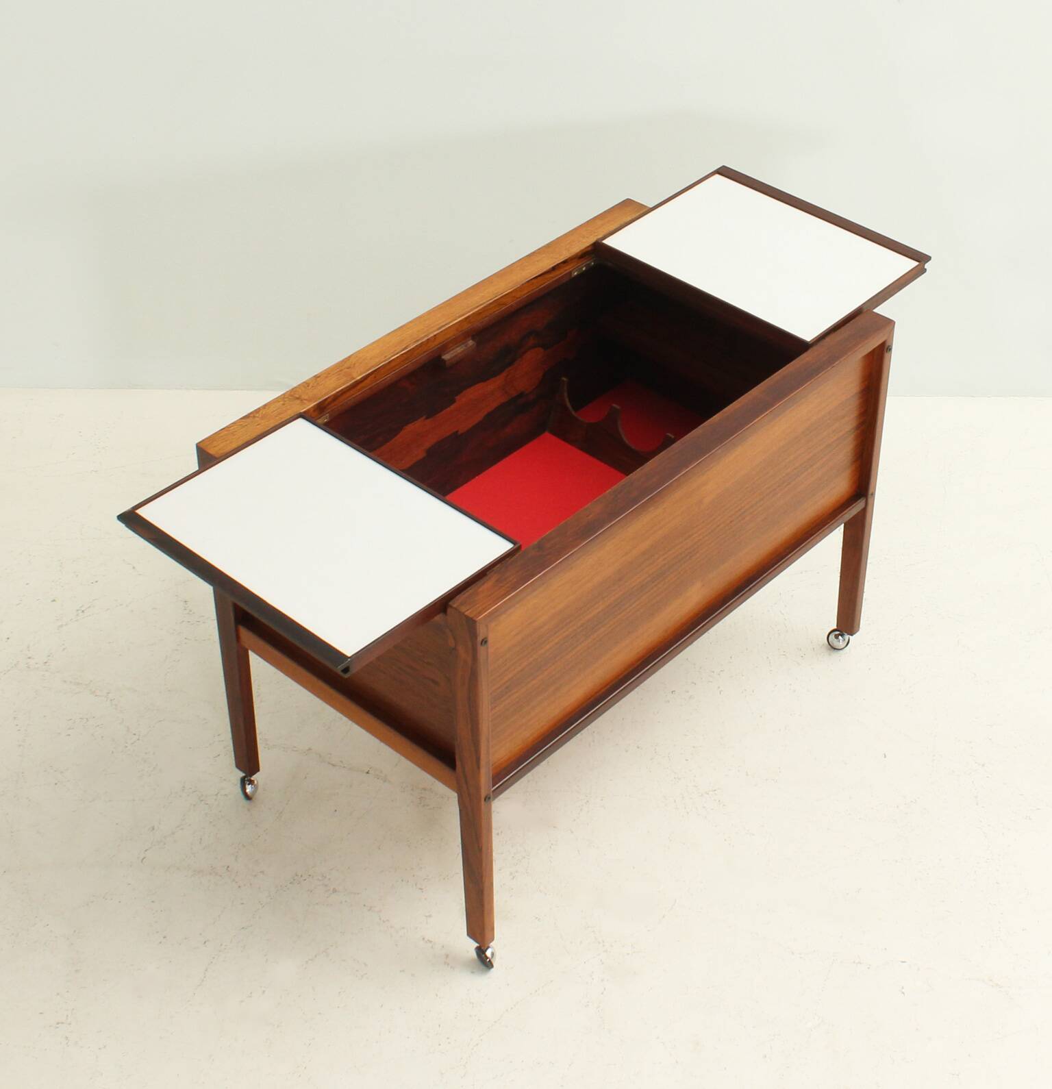 Rolling bar cabinet in rosewood by Dyrlund, Denmark, 1960s.