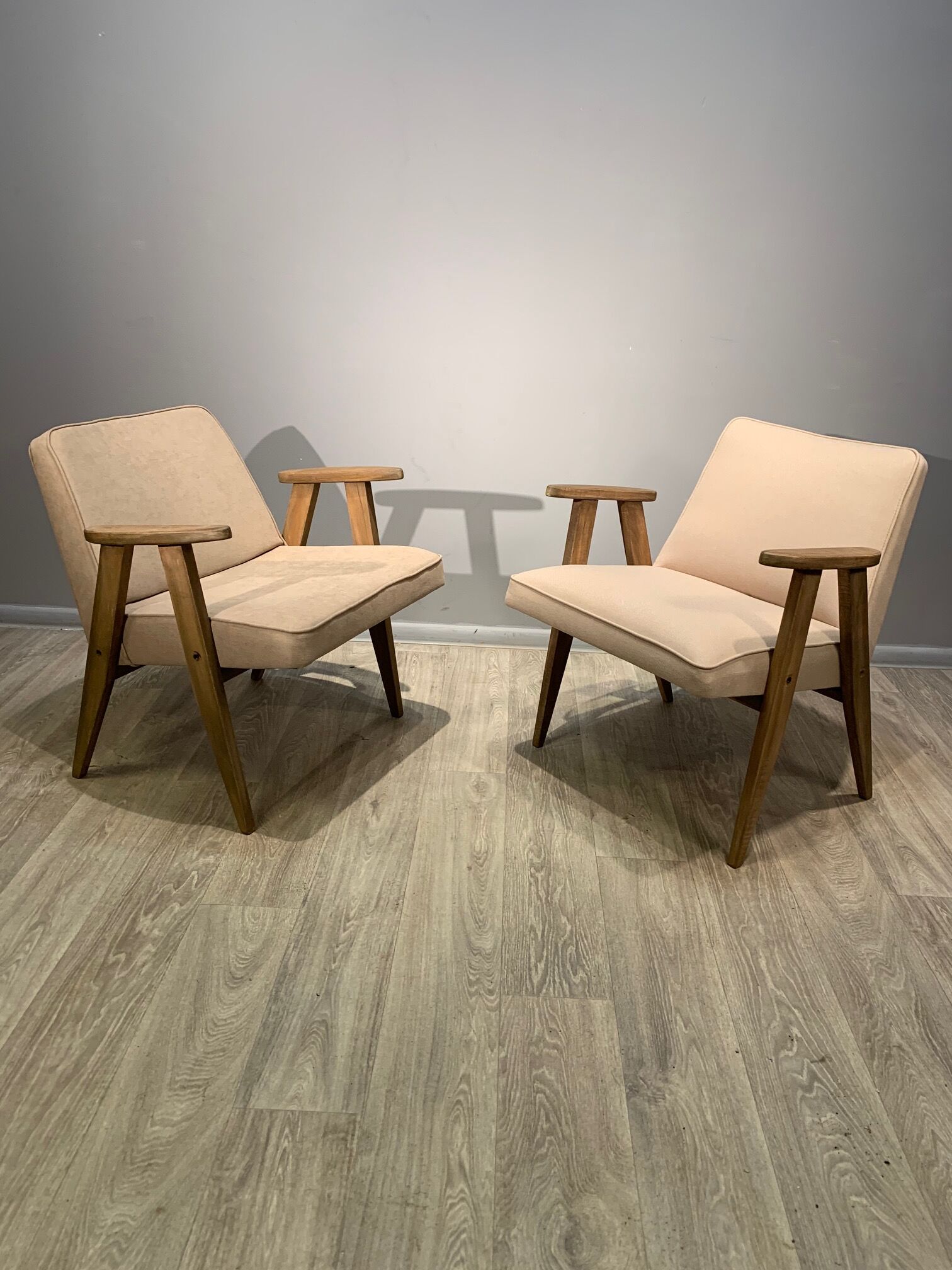 Paire de fauteuils 366, conçus par J. Chierowski