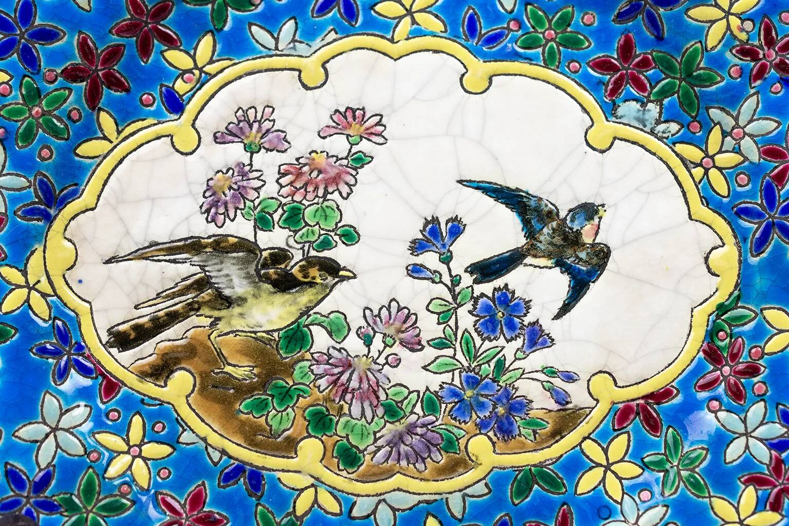 Assiette Longwy début XXe  – Émaux cloisonnés à décor d’oiseaux et fleurs