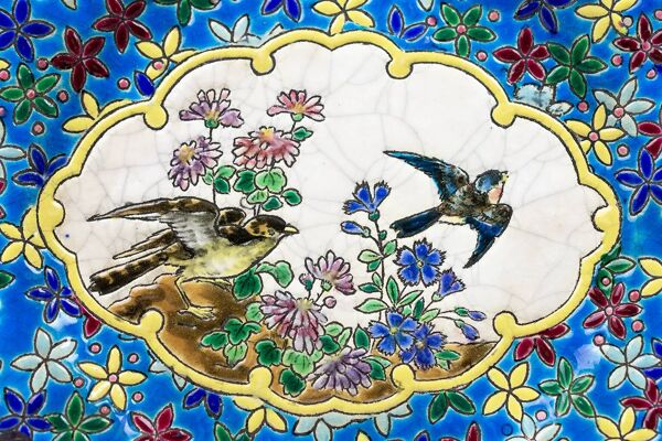 Assiette Longwy début XXe  – Émaux cloisonnés à décor d’oiseaux et fleurs