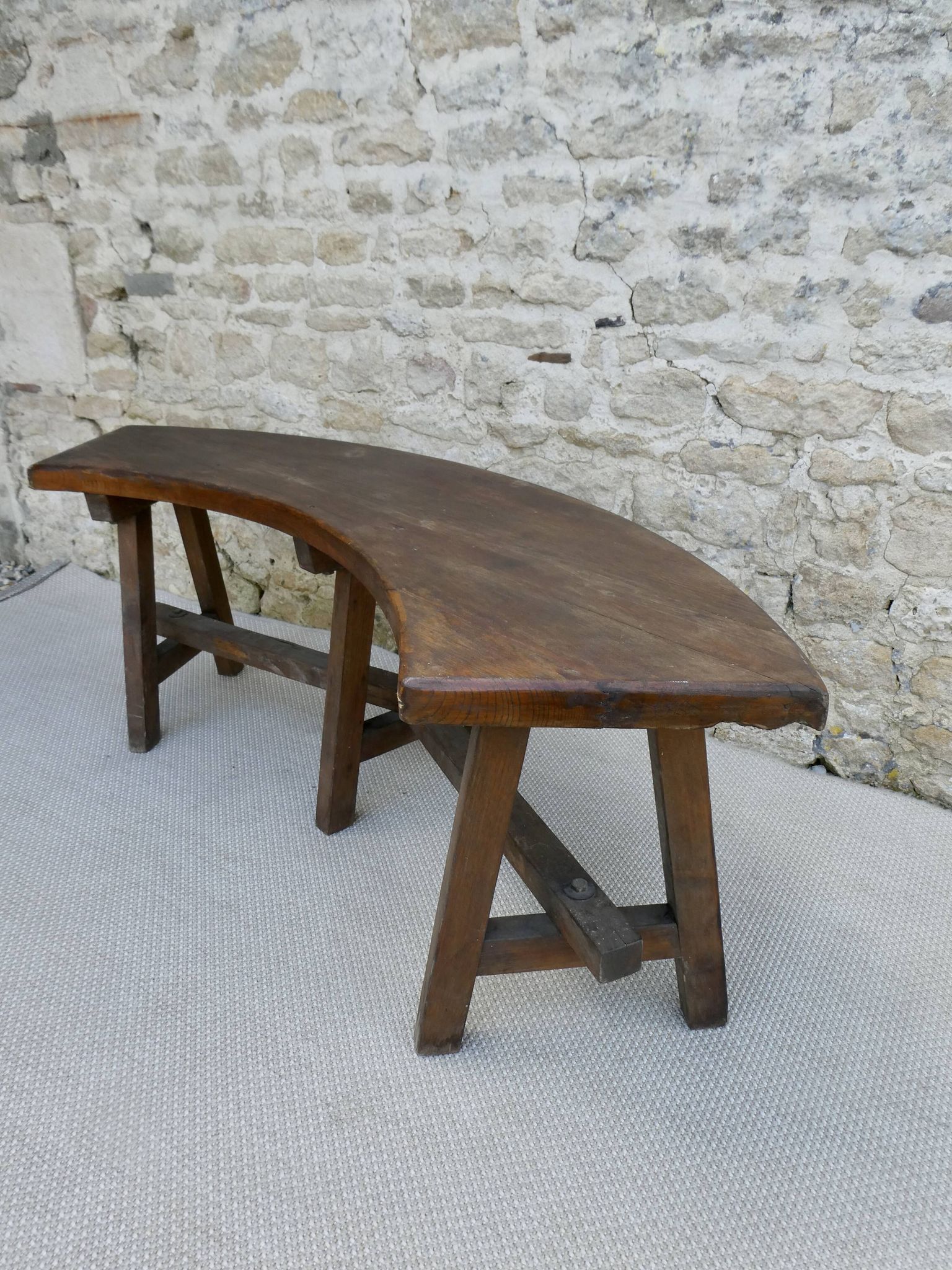 Banc courbe en bois massif, années 70