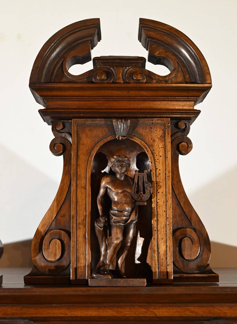 Petit Buffet Deux Corps en Noyer Massif, style Renaissance – Milieu XIXe