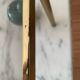 Authentique Table d'Appoint Hollywood Regency — Laiton Patiné et Verre