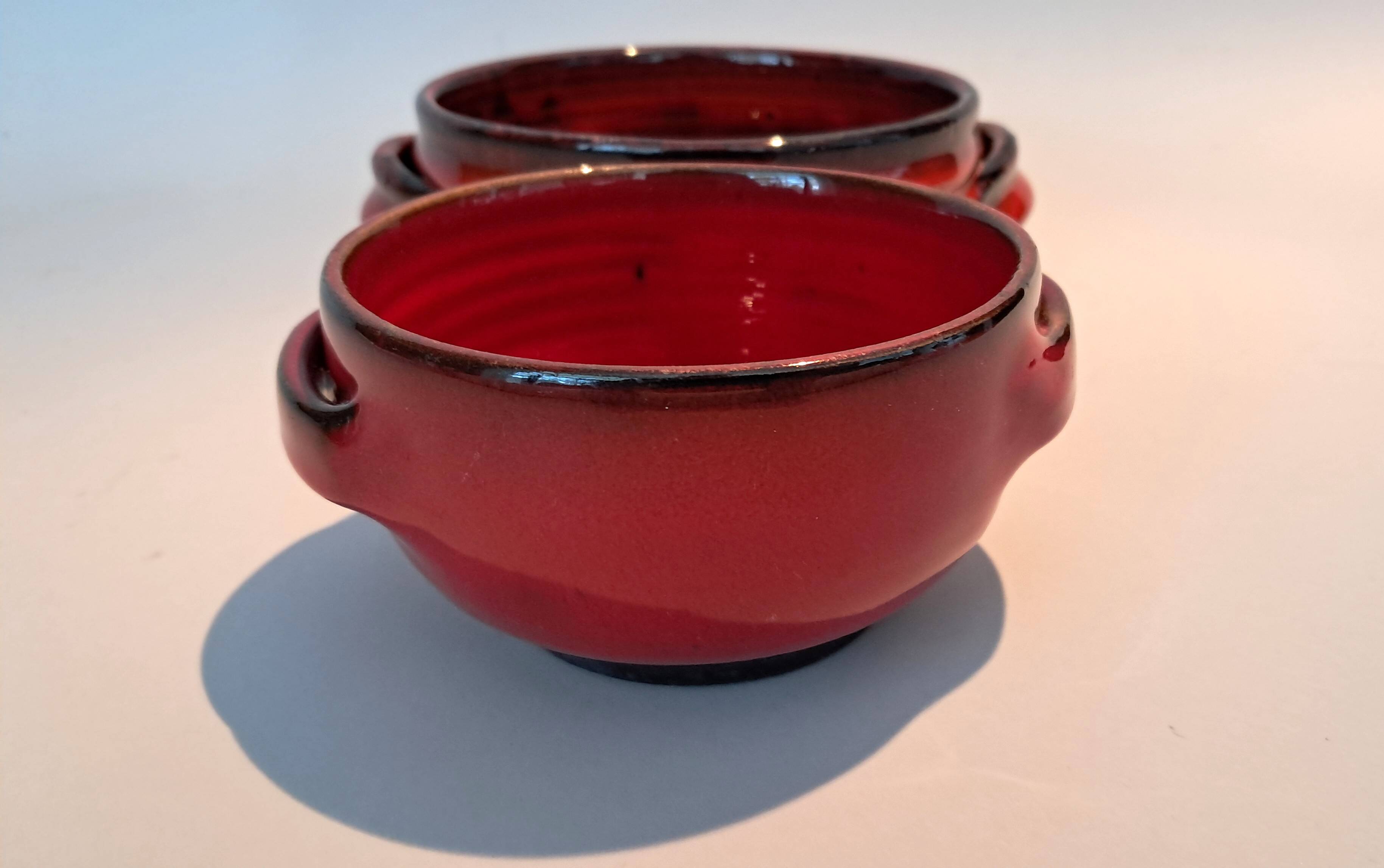 Red ceramic pieces by Gérard Hoffman (1917/1965).