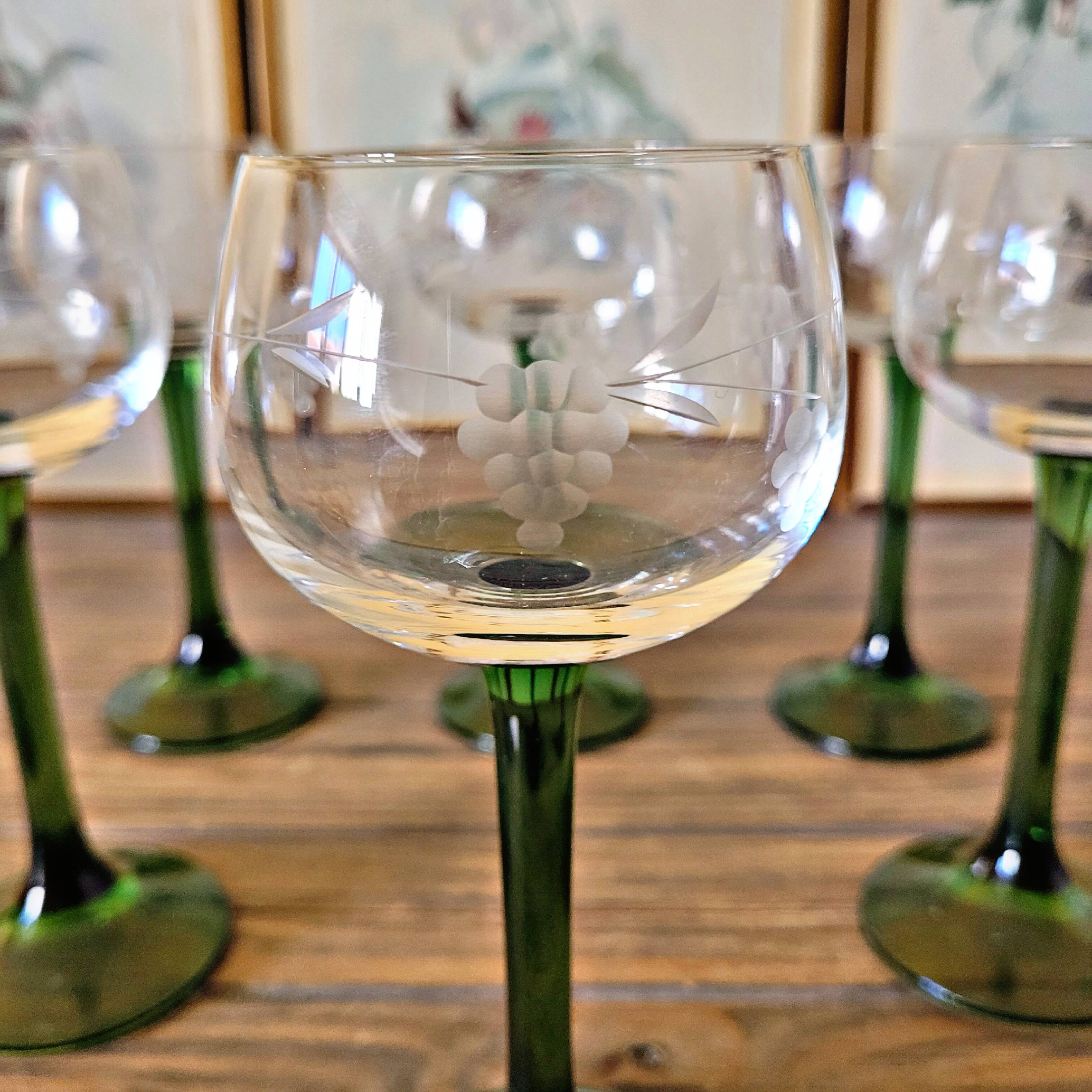 6 verres à vin d'Alsace au décor gravé (raisin), pied vert