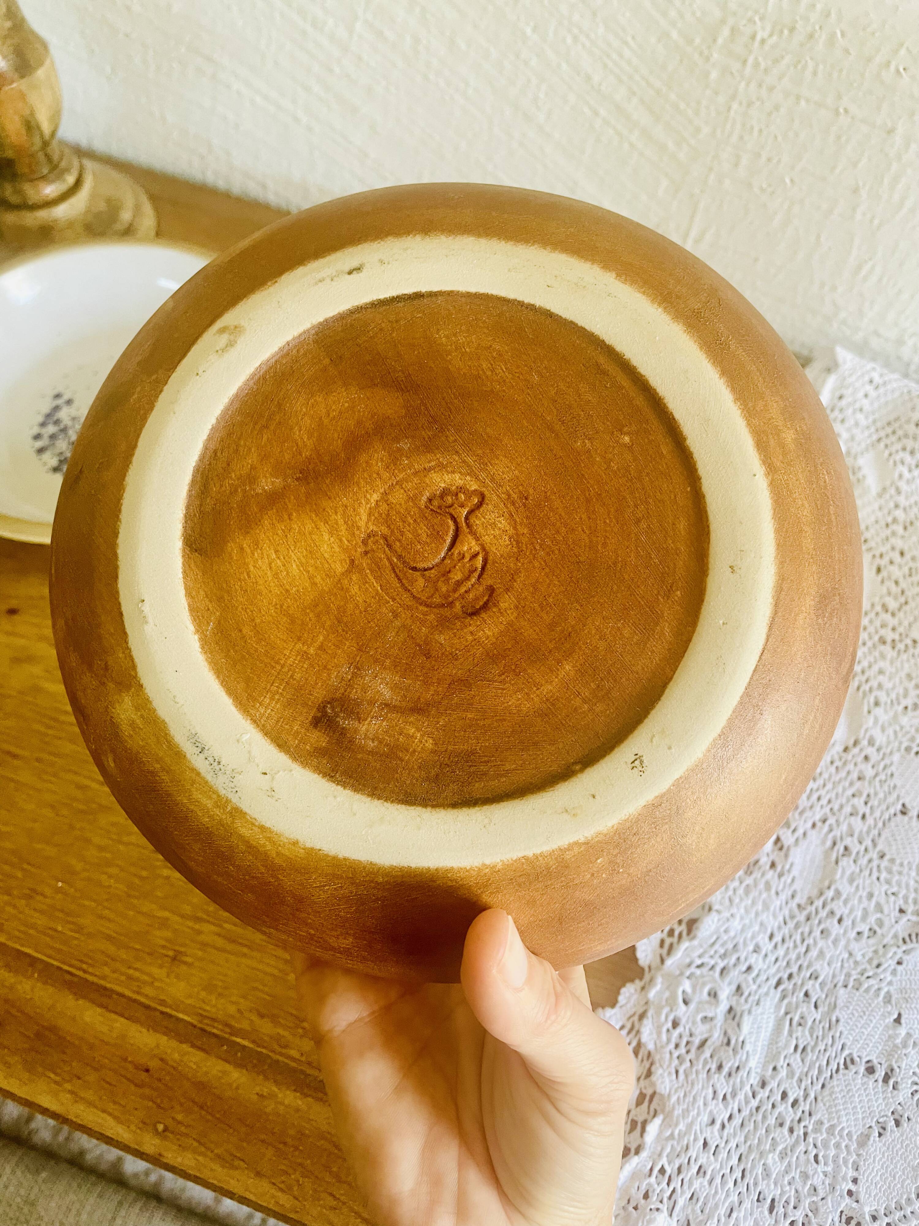 Assiette en grès et émail estampillée