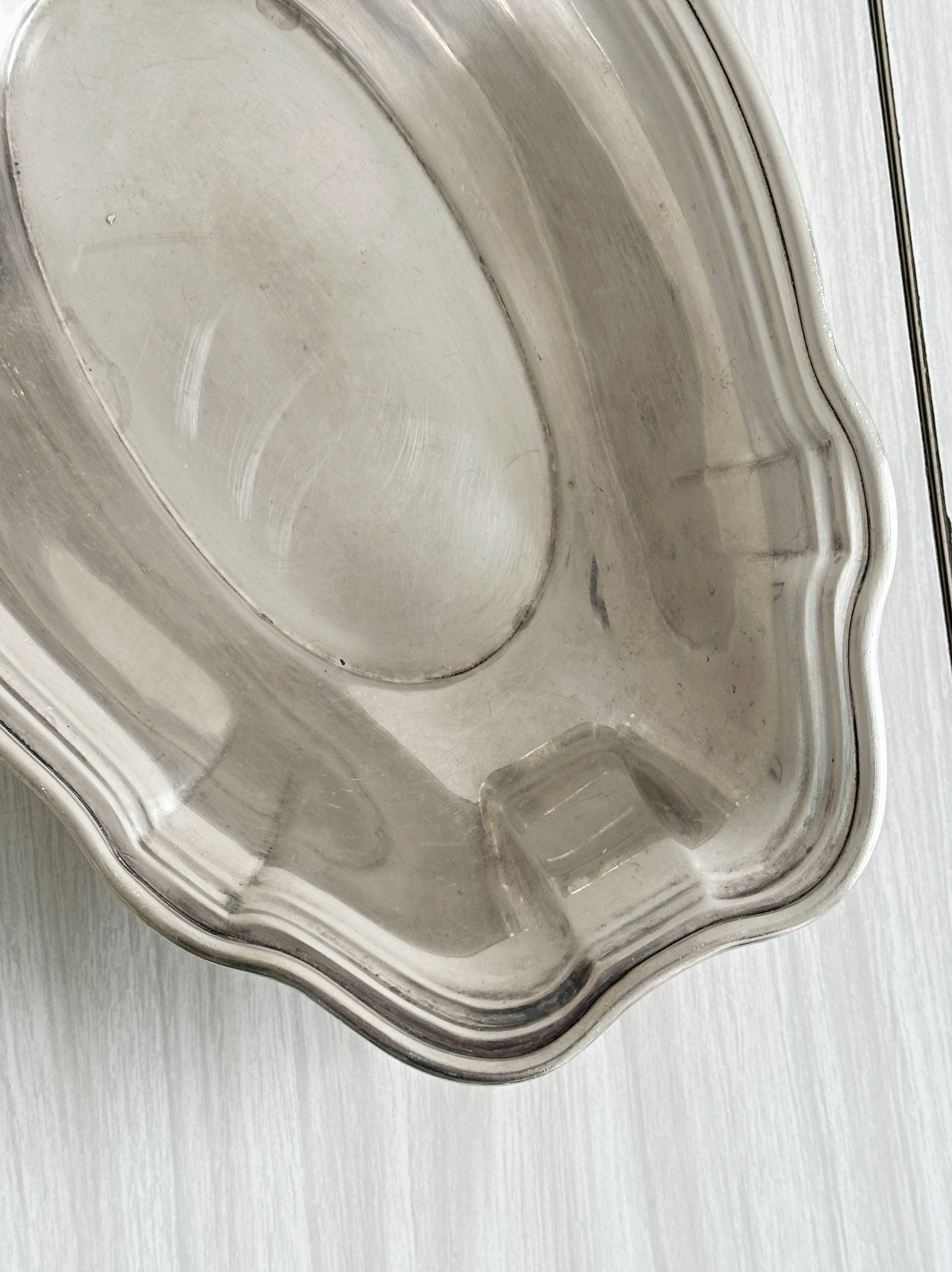 Shallow dish in silver-plated metal