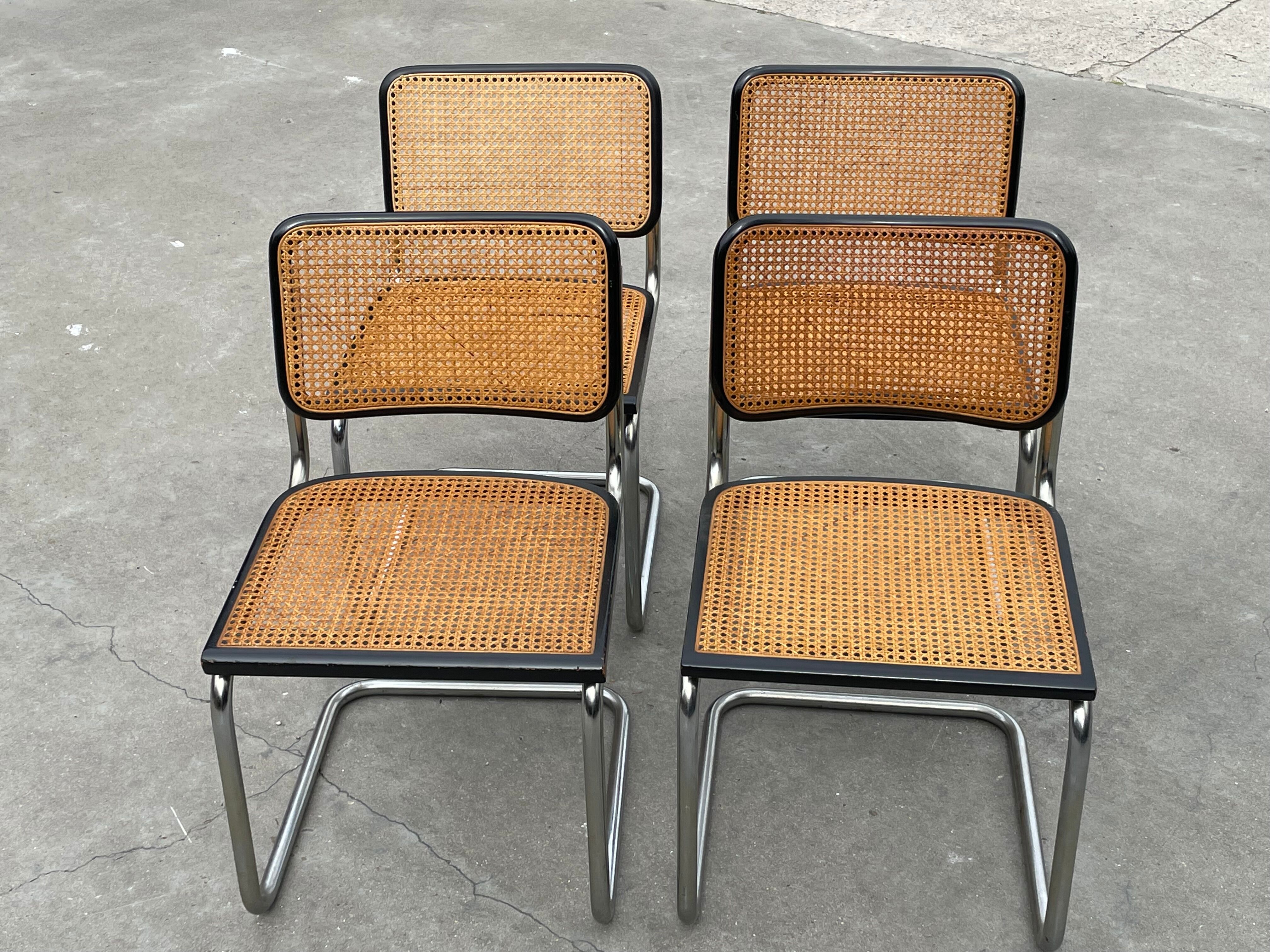 Suite de 4 chaises vintage modèle Cesca B32 en noir et chrome