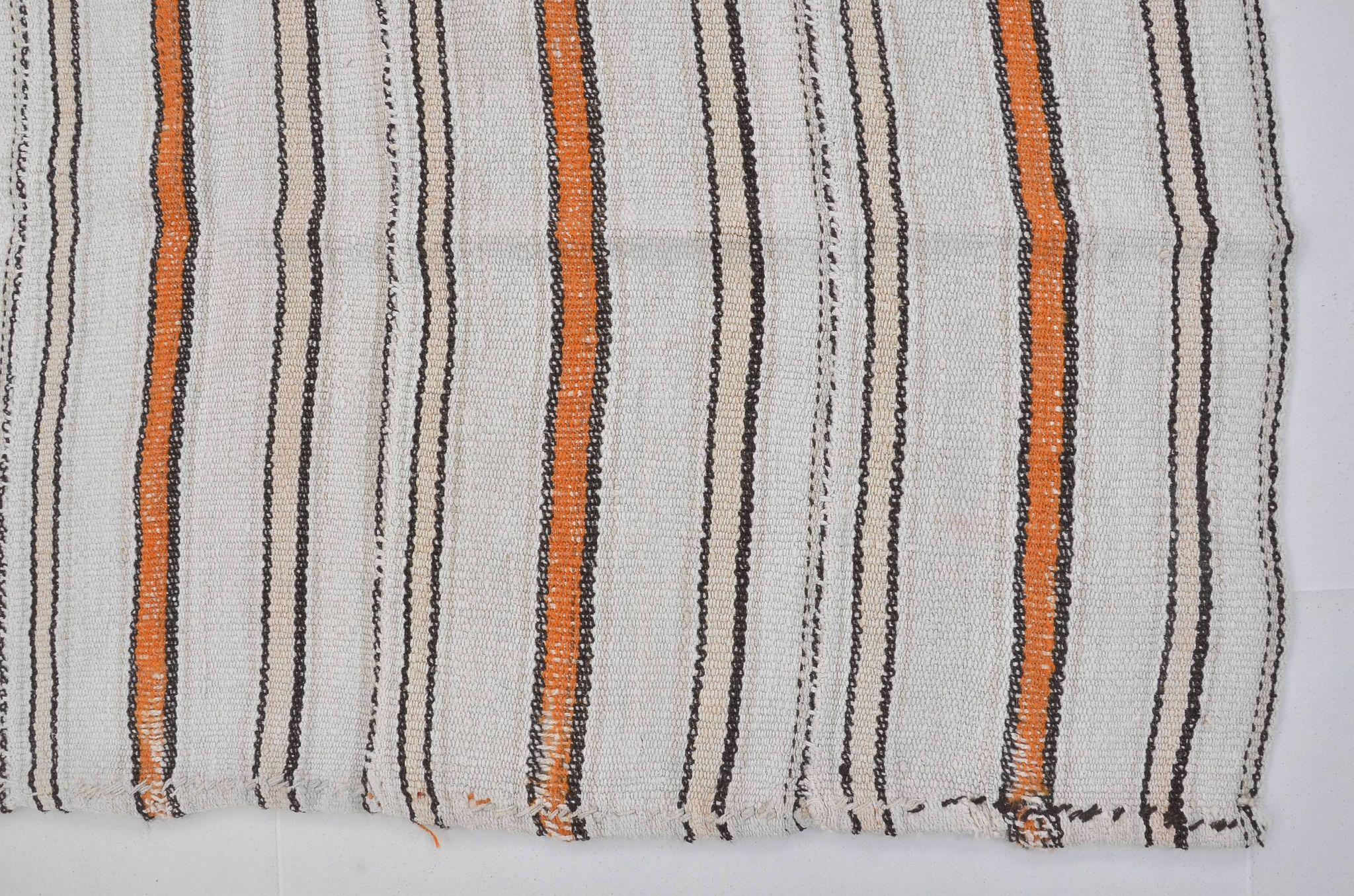 Tapis Kilim en chanvre d'Anatolie à rayures, référence 3681