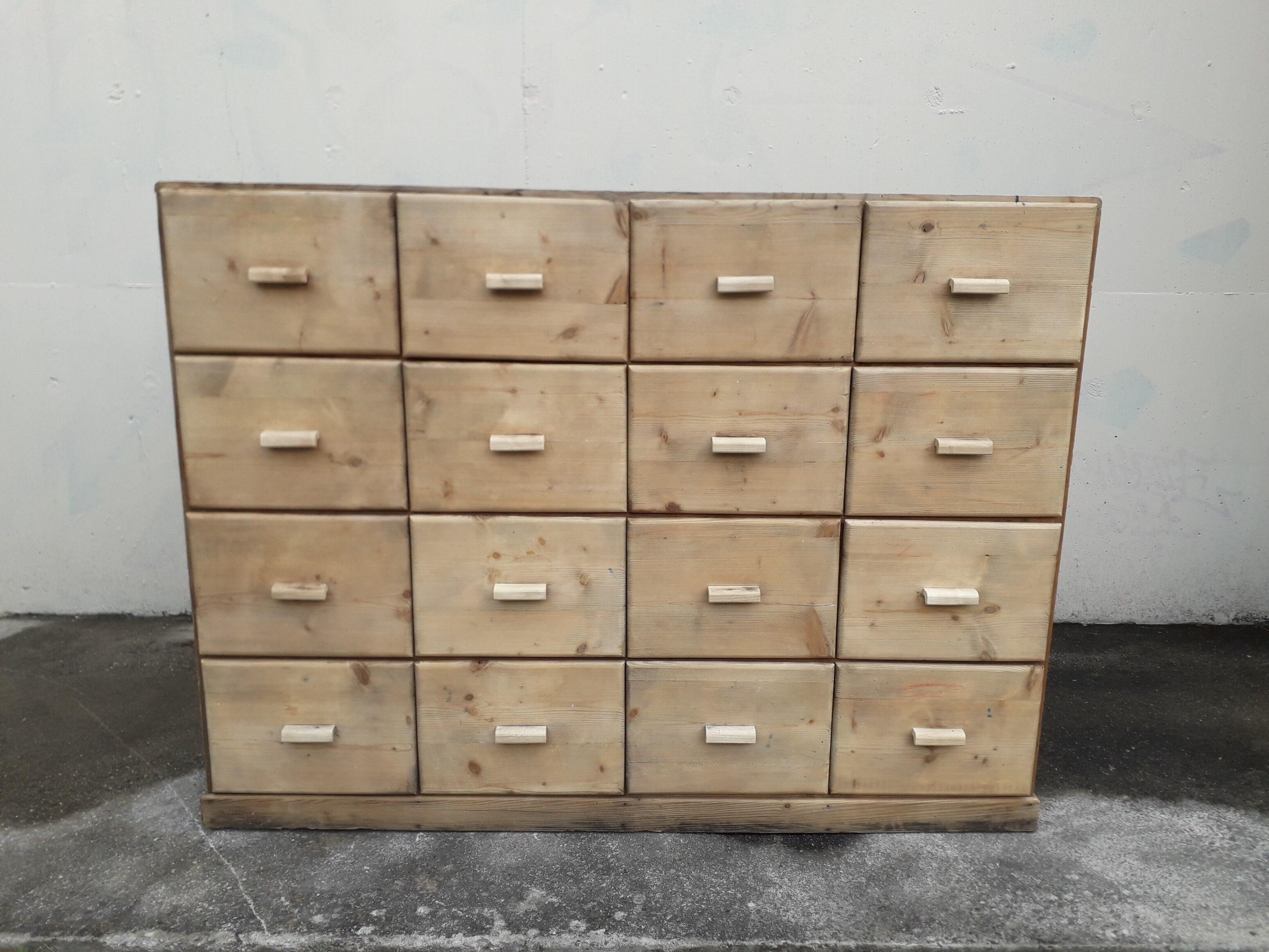 Trade cabinet with drawers