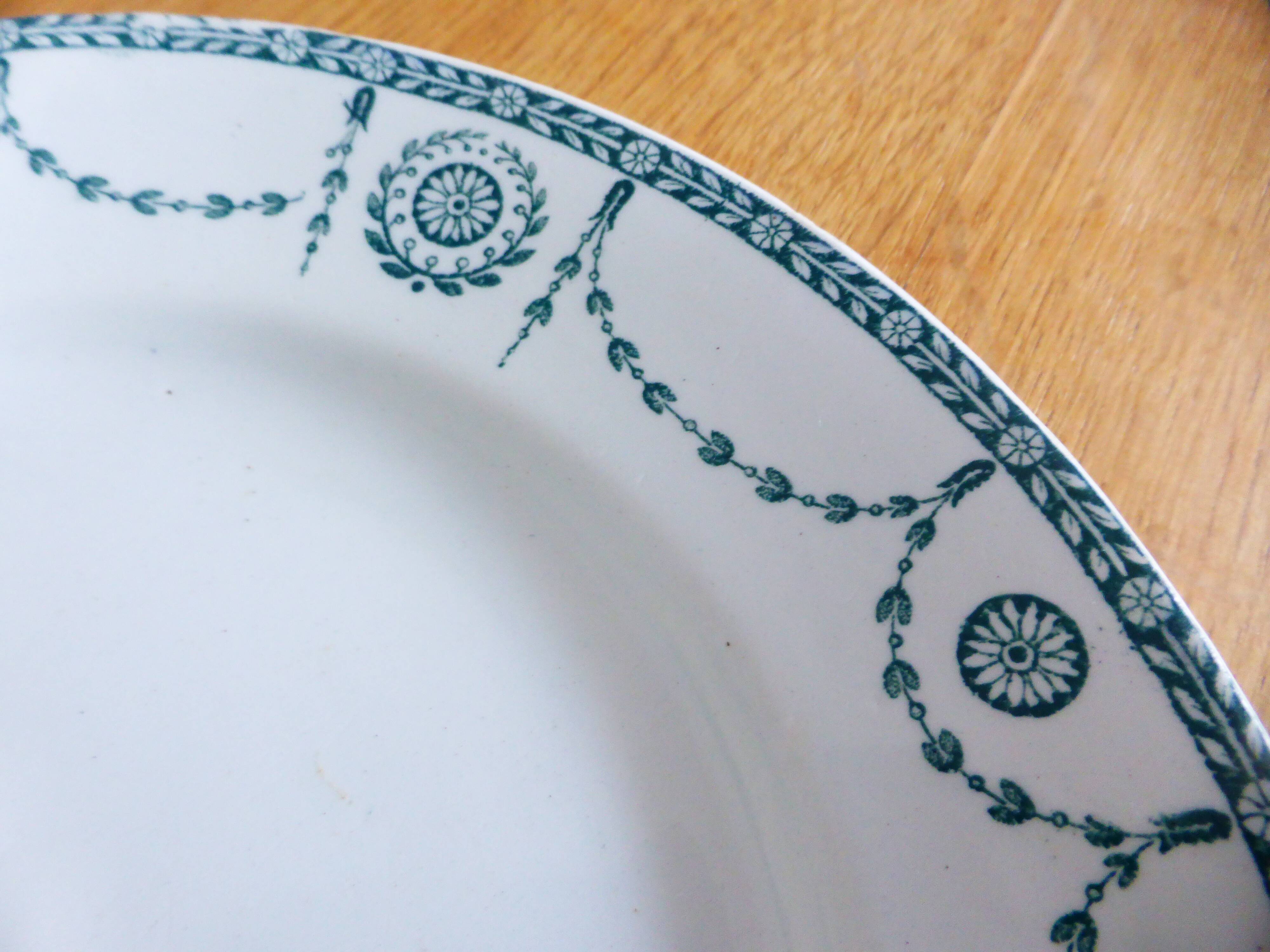 1 assiette plate de K&G Luneville modèle Bonarparte 221237