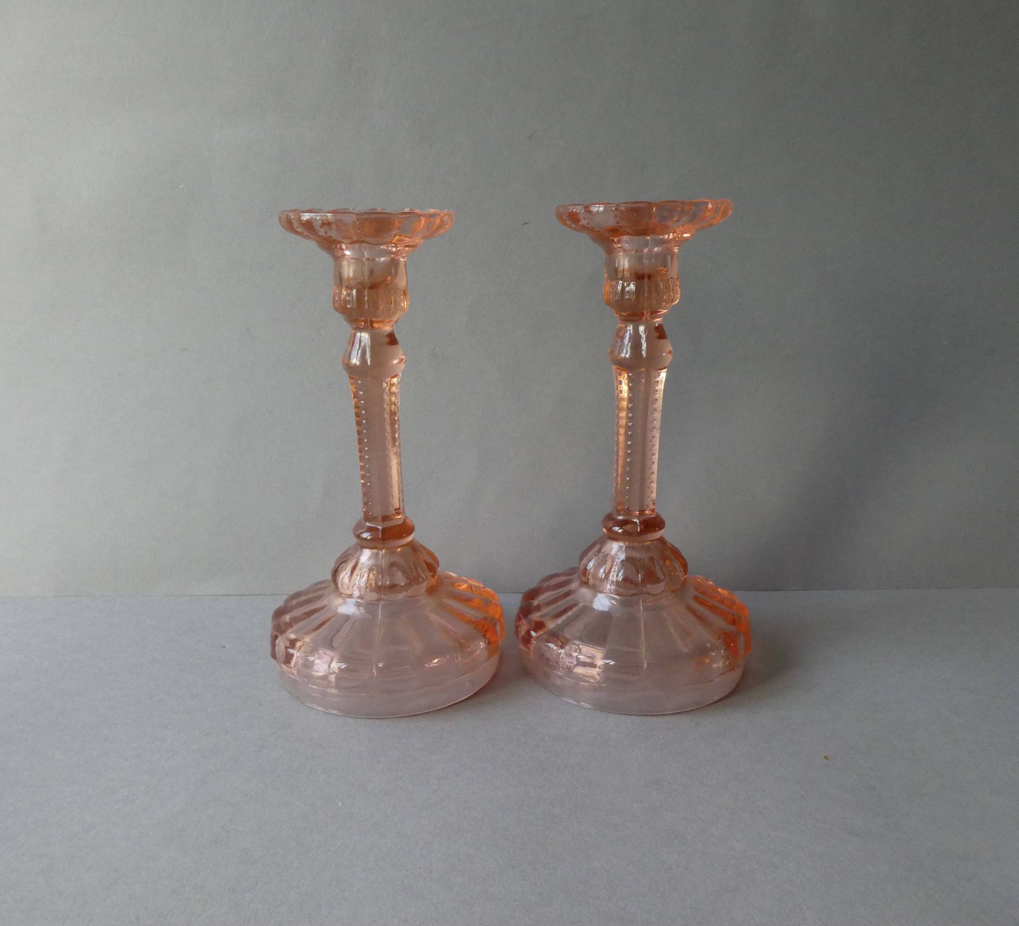 Paire de bougeoirs en verre rose