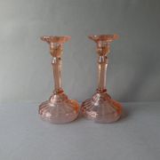 Paire de bougeoirs en verre rose