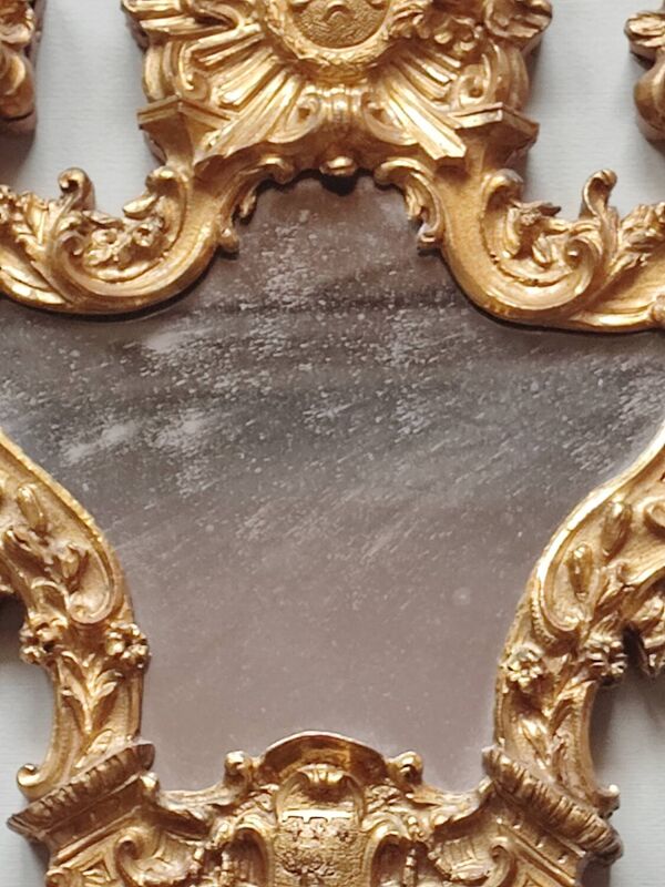 Petit miroir suspendu en métal doré