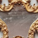 Petit miroir suspendu en métal doré