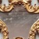 Petit miroir suspendu en métal doré