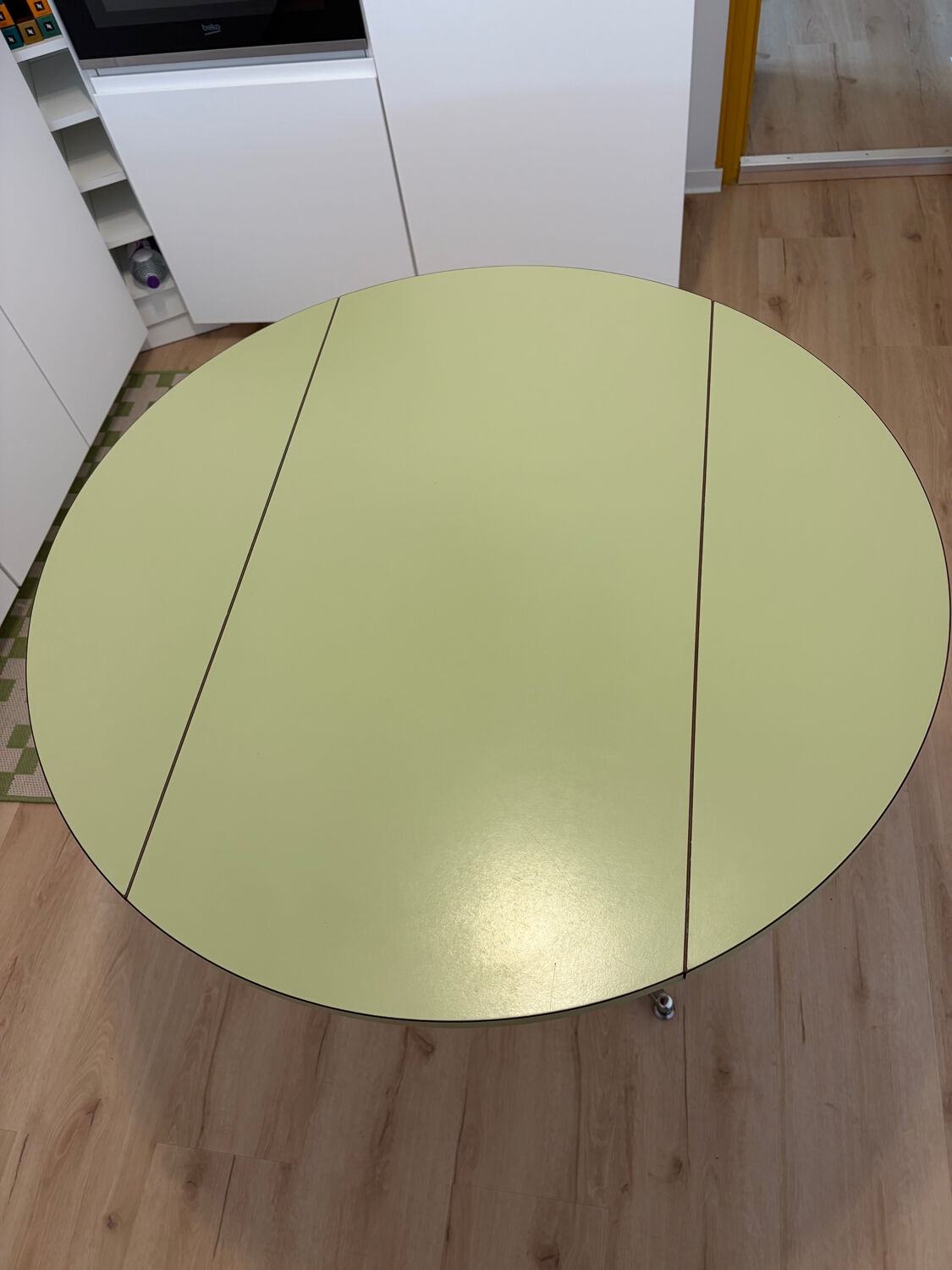Round extendable folding Formica table with metal legs from the 50s/60s in green.