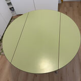 Round extendable folding Formica table with metal legs from the 50s/60s in green.