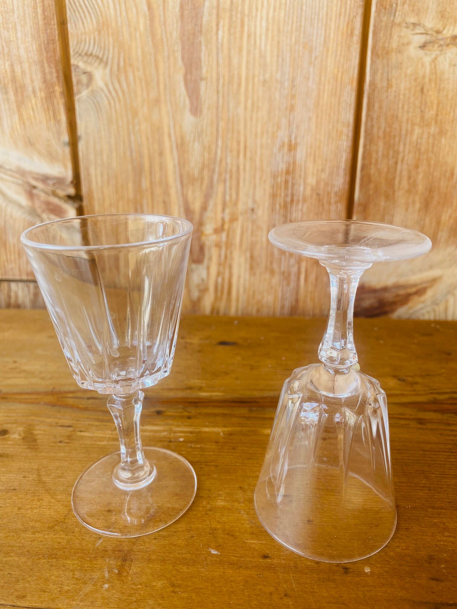 Set of 8 small glasses on foot in transparent glass