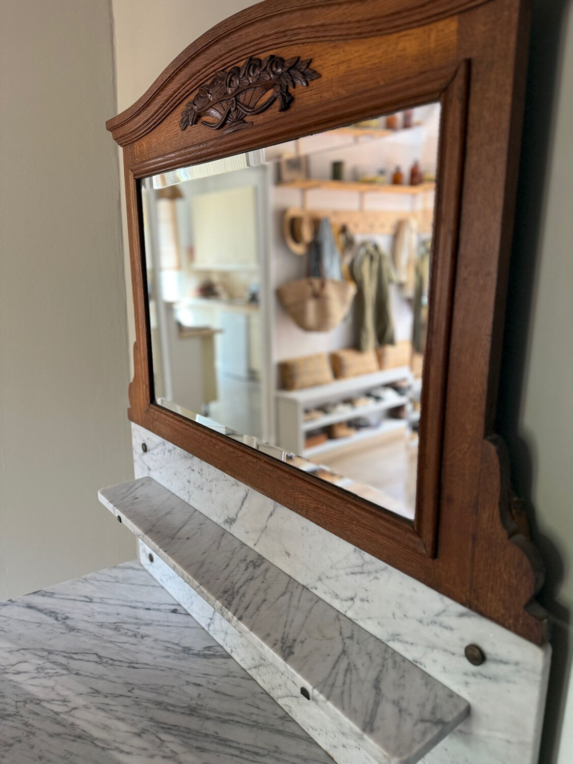 Commode de toilette ancienne, marbre blanc et miroir biseauté