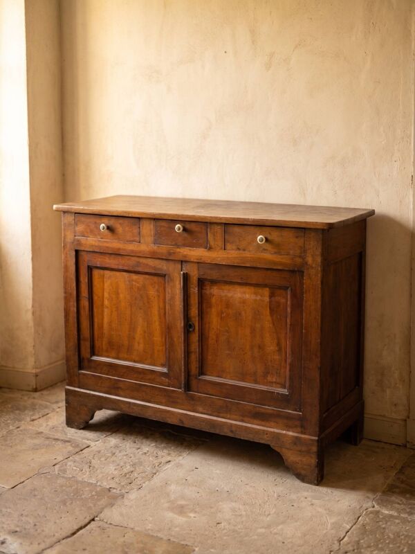 Ancien buffet en bois massif 3 tiroirs – Meuble de métier / campagne