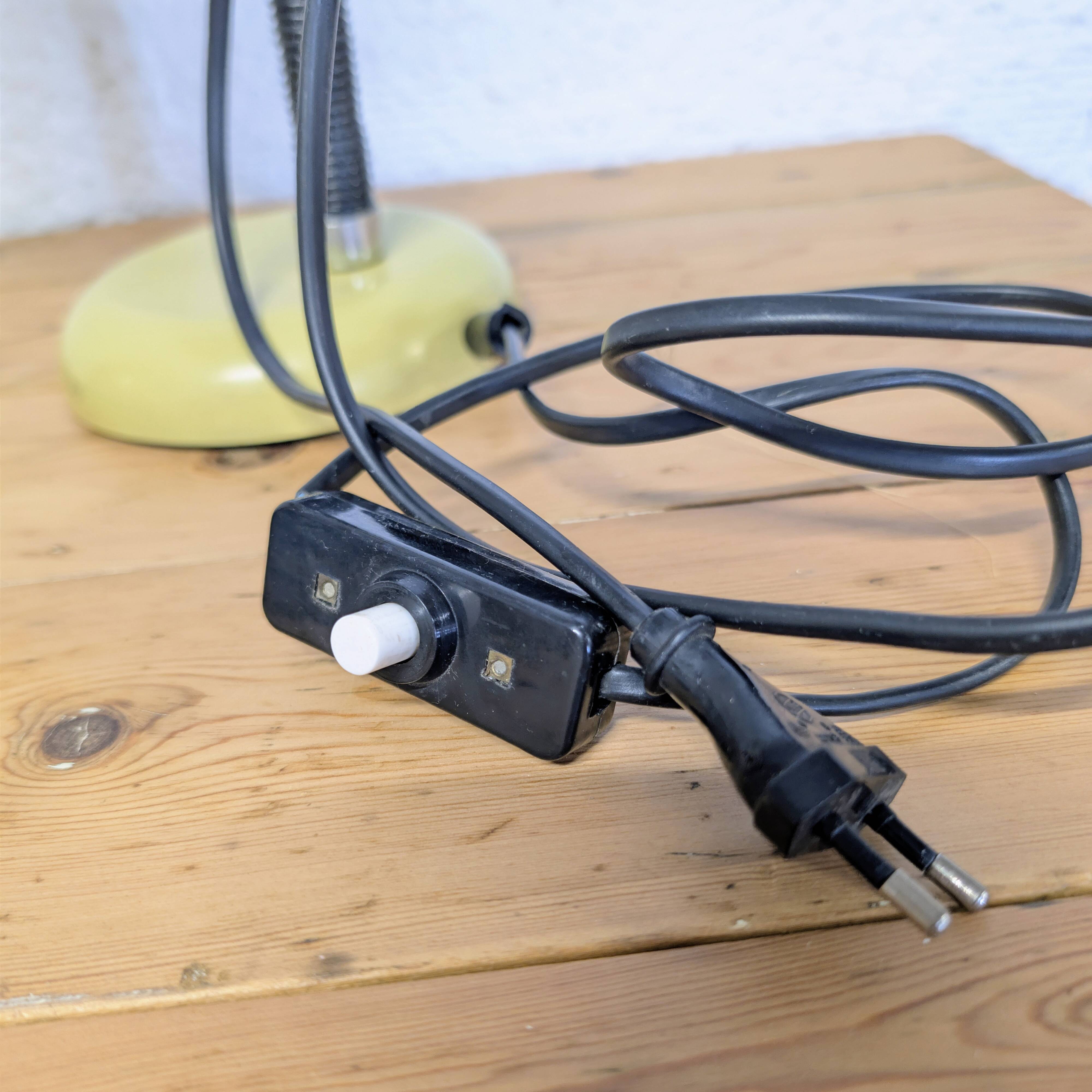 Articulated desk lamp