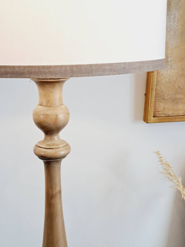 Lampadaire vintage en bois tourné effet vieilli.