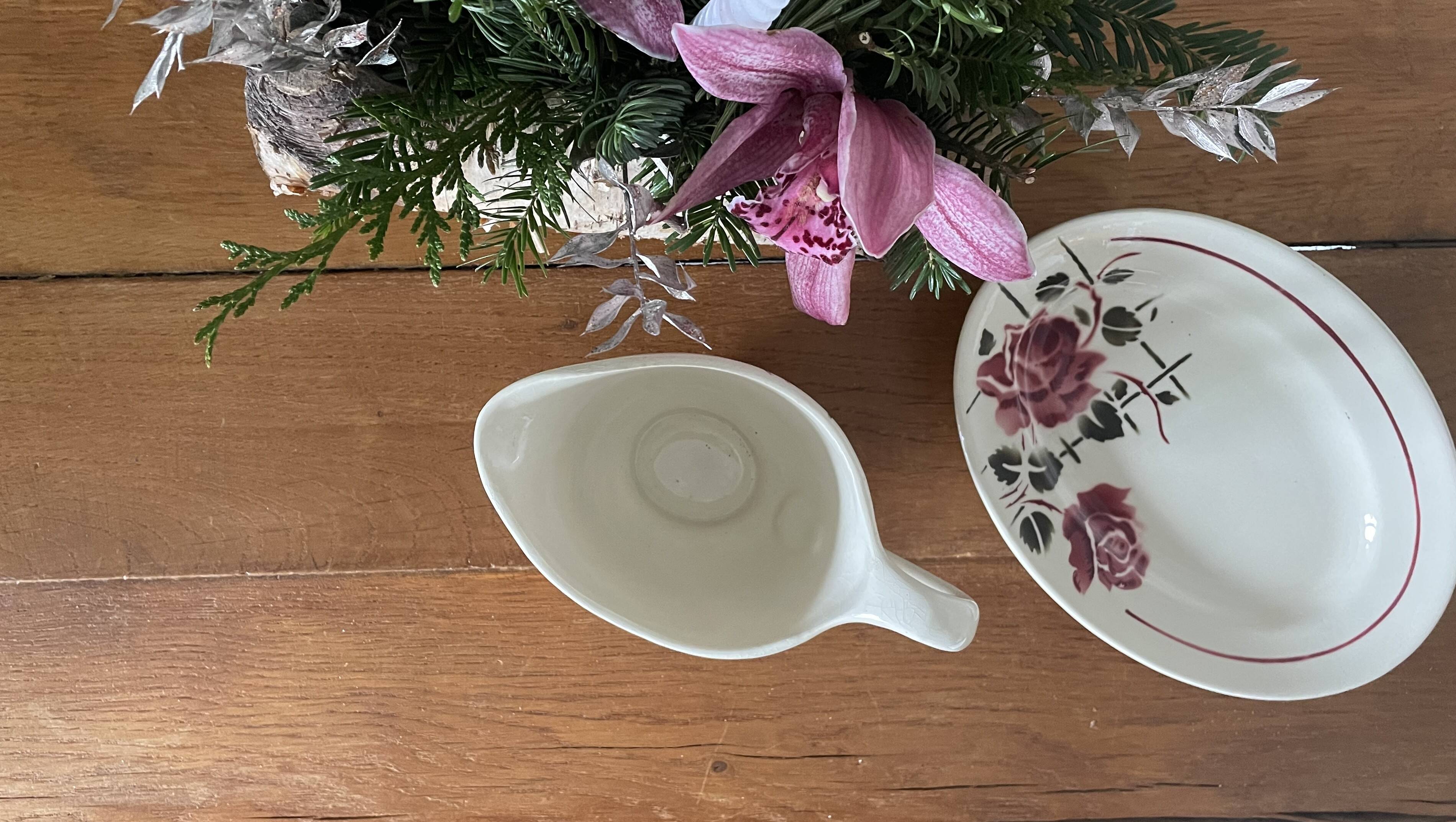 Antique sauce boat in Badonviller earthenware.