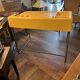 Bureau en plastique moulé