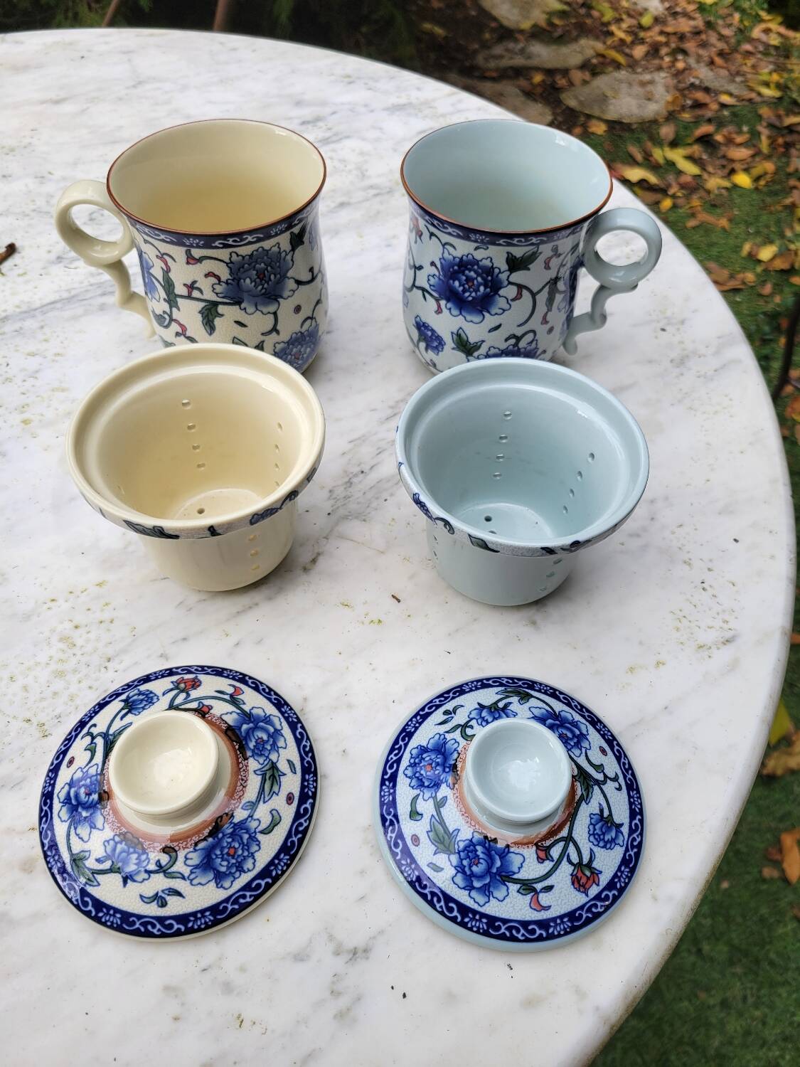 Paire de tasse à thé, couvercle et infuseur
