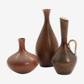 Trois vases en grès à décor de glaçure brunâtre Carl-Harry Stålhane