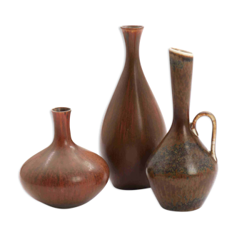 Trois vases en grès à décor de glaçure brunâtre Carl-Harry Stålhane