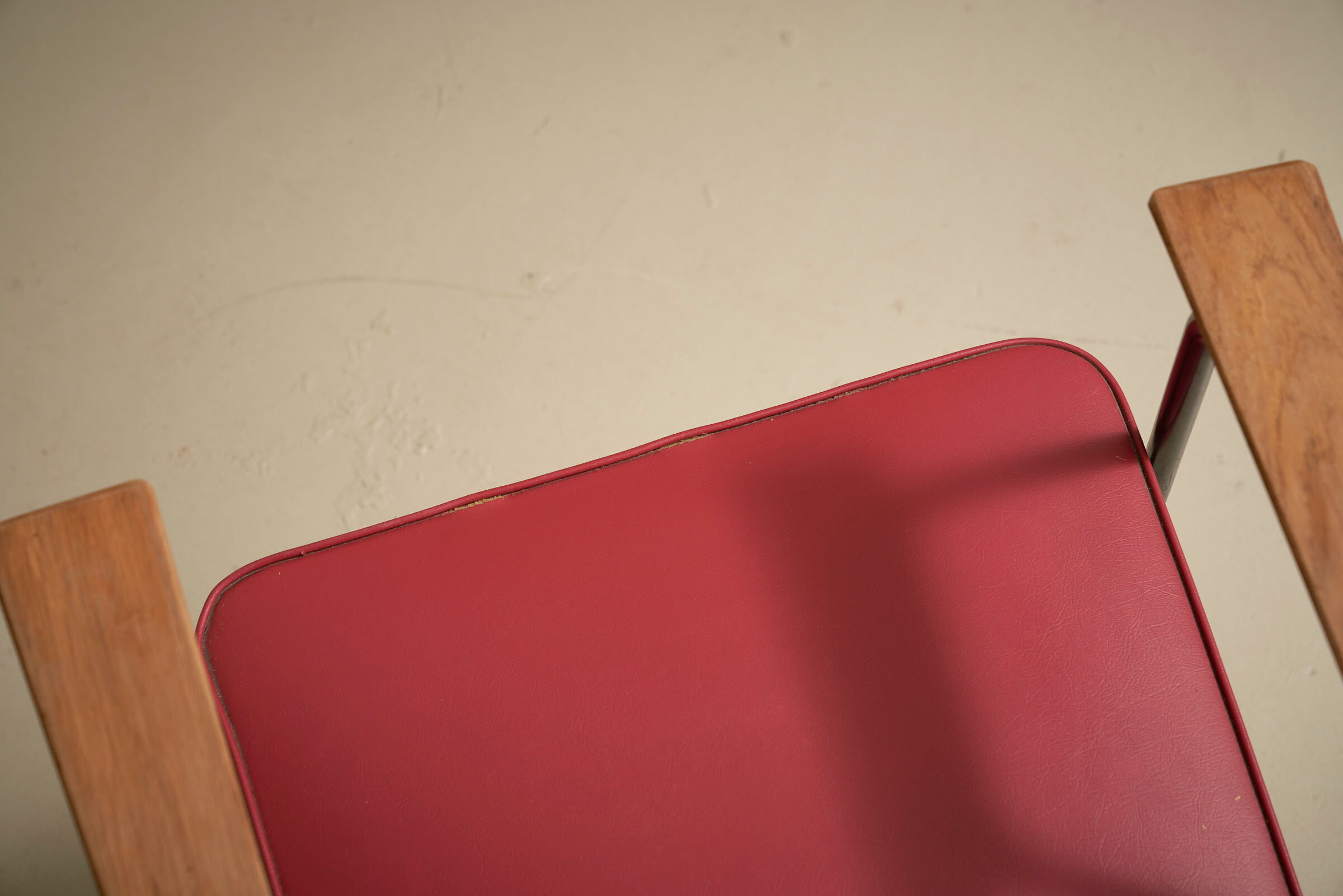 Chaise 'M' en rose foncé par Pierre Guariche pour Meurop