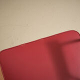 Chaise 'M' en rose foncé par Pierre Guariche pour Meurop