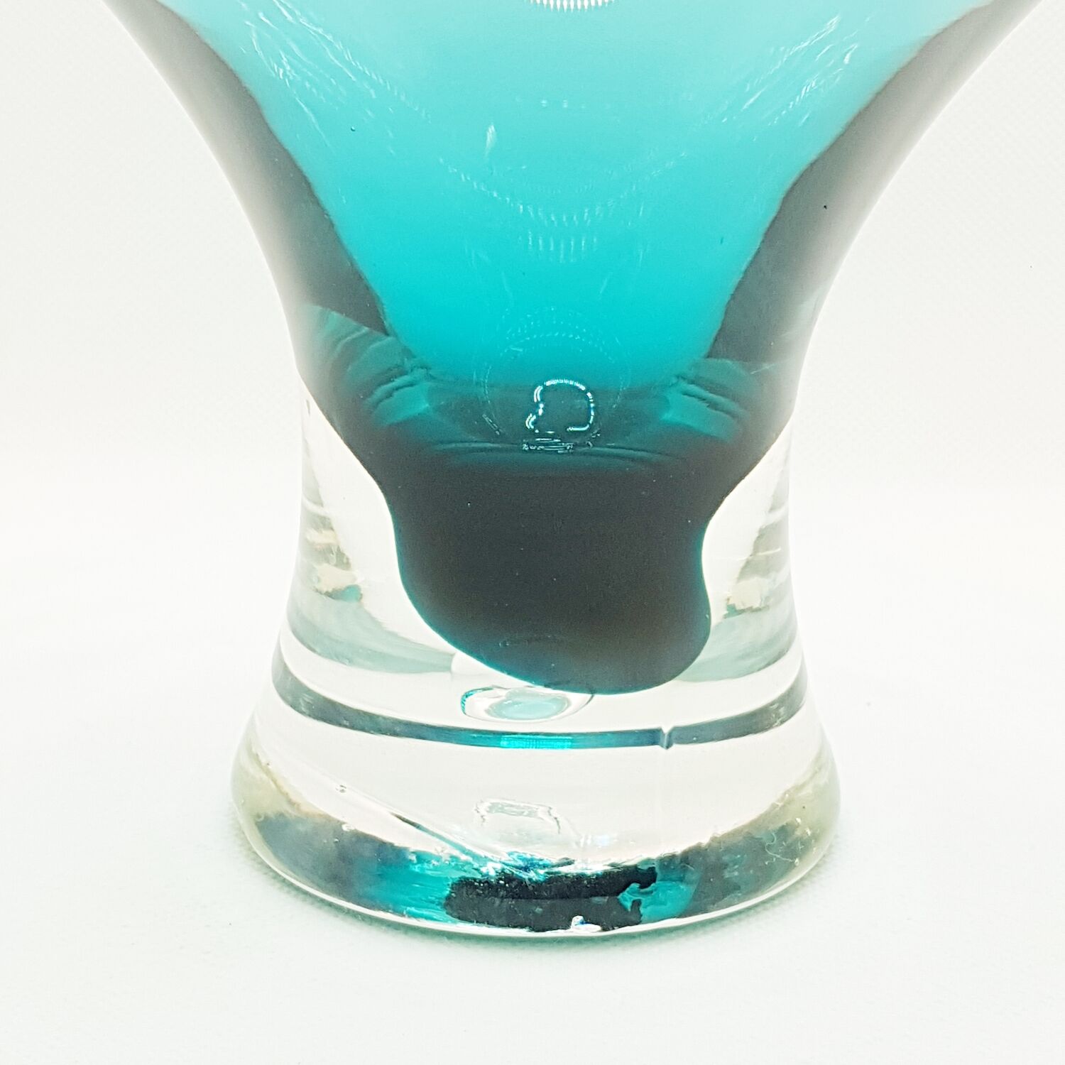 Grand vase sur pied en verre sarcelle.