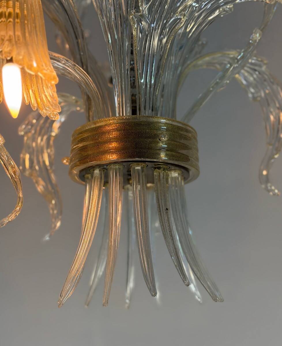 Asymmetrical Venetian chandelier in colourless and gold Murano glass, circa 1980.