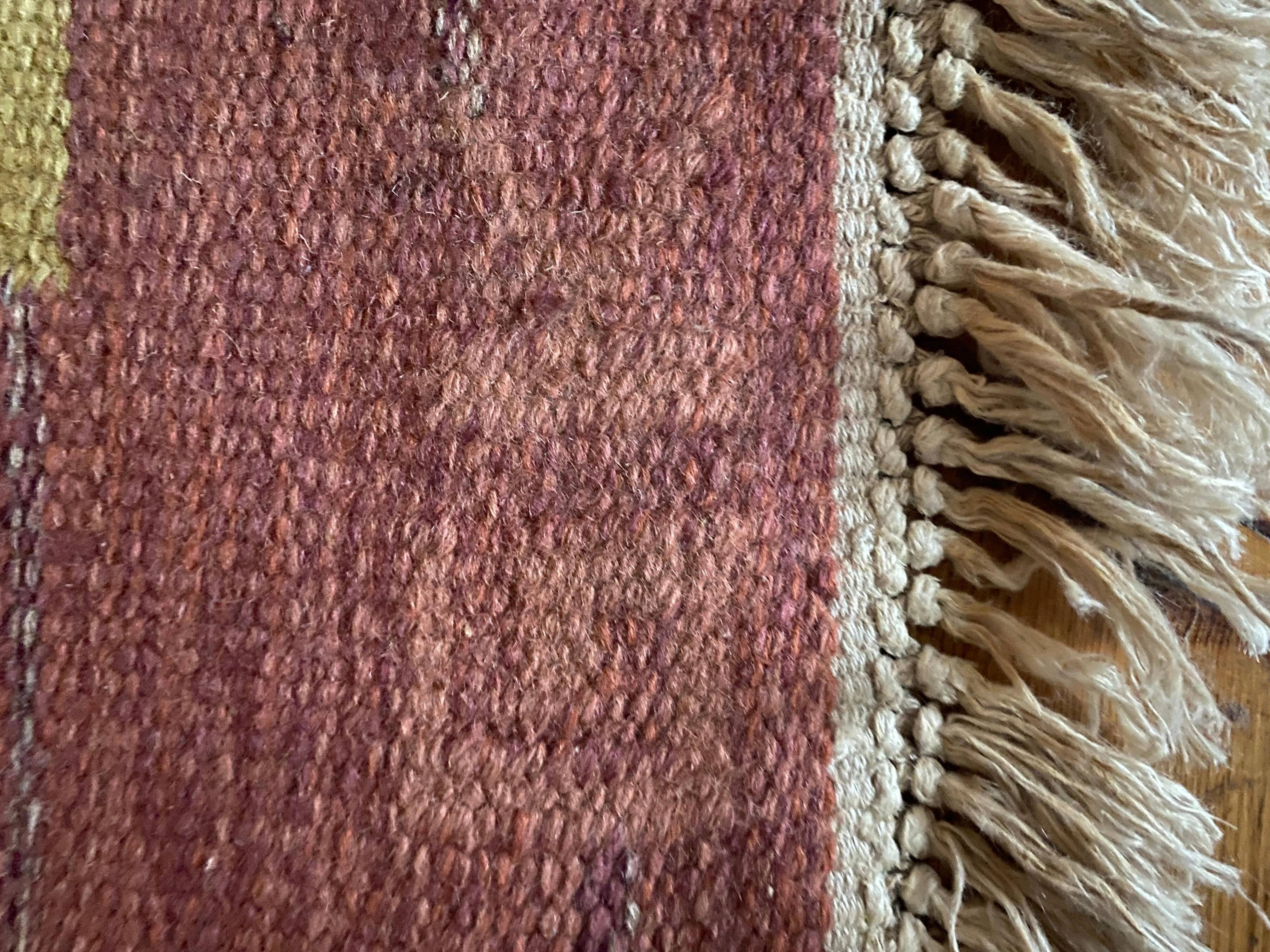 Tapis à tissage plat Röllakan rose et blanc moderne scandinave, Suède, années 1960.