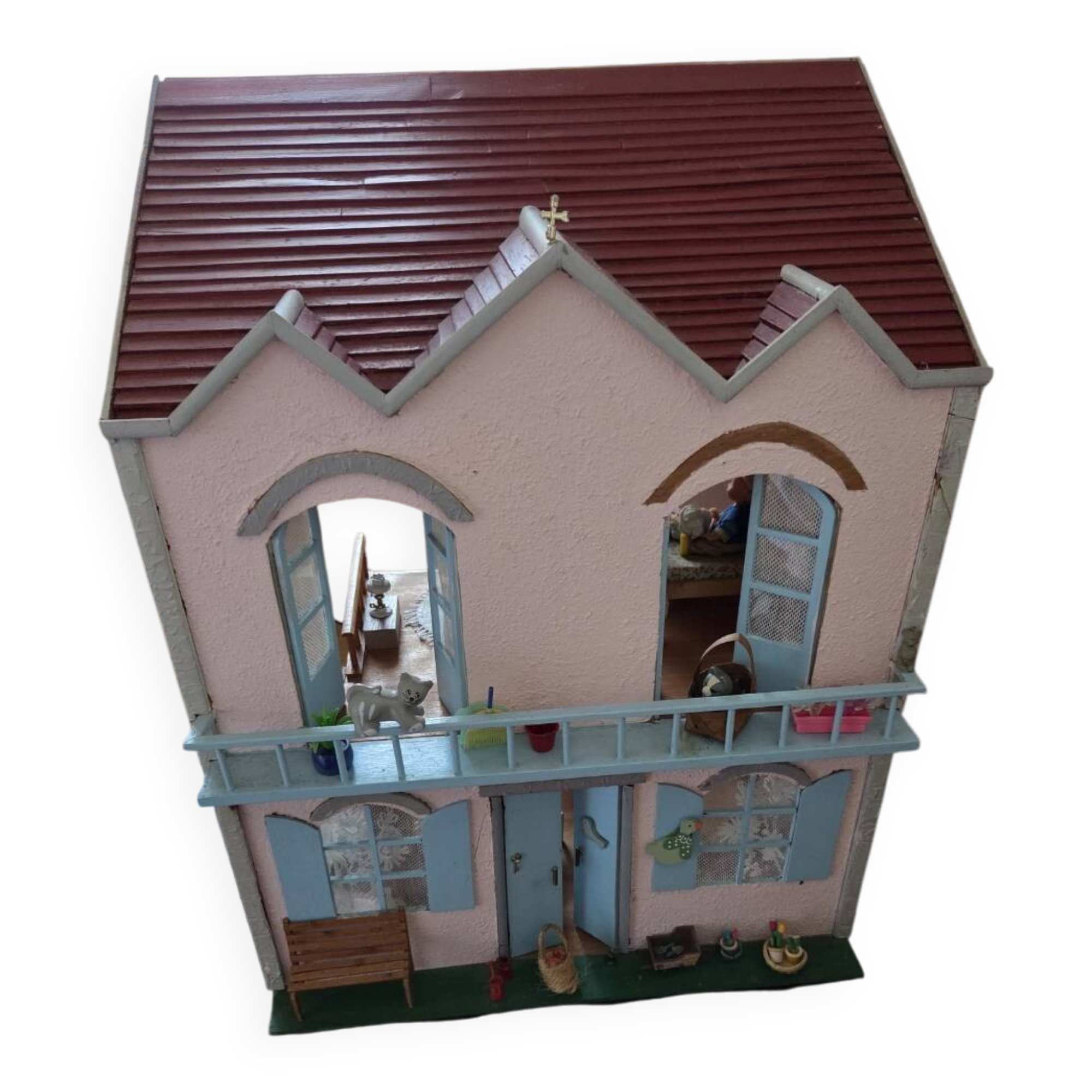 Dollhouse furniture and accessories