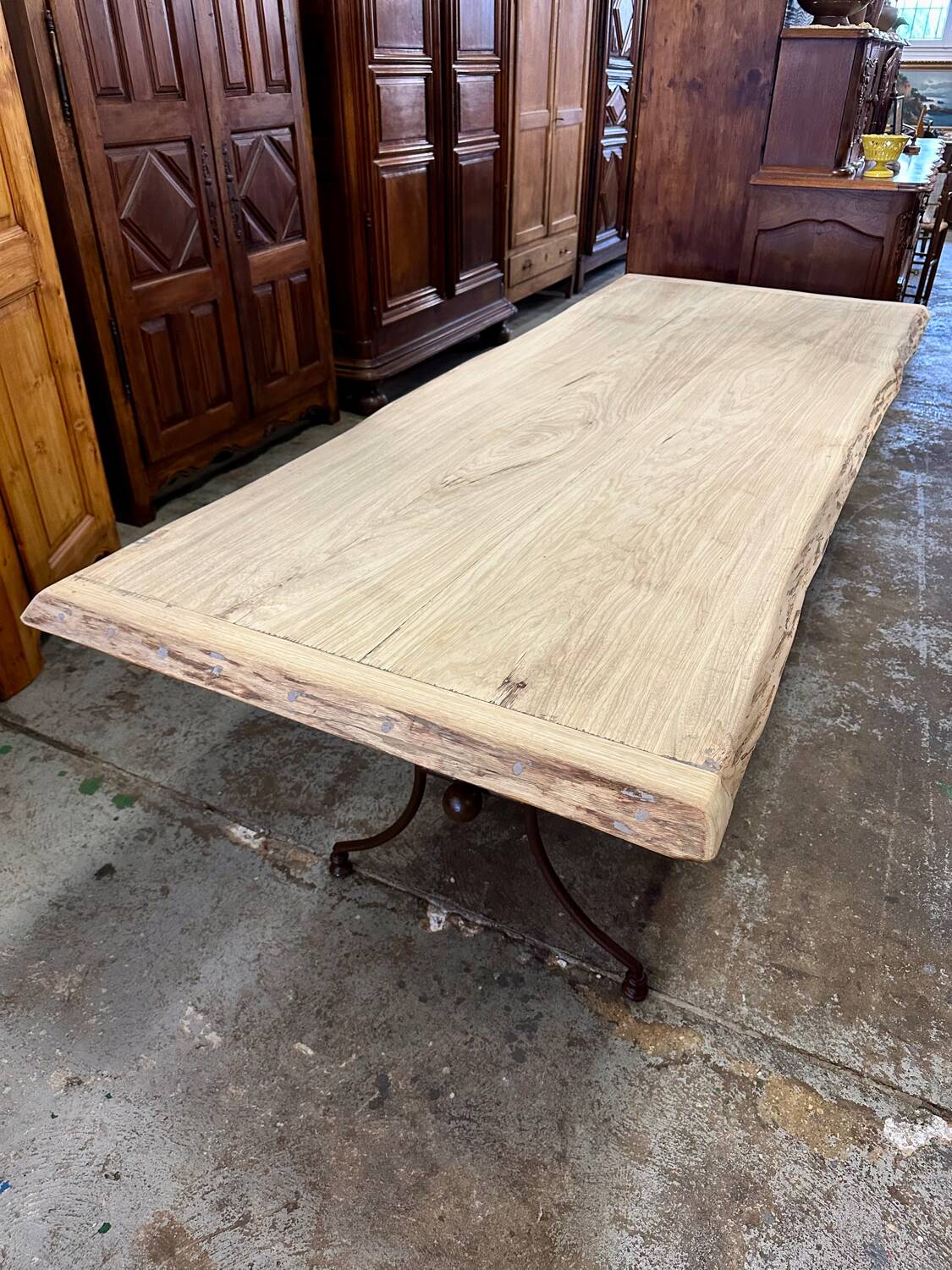Table en fer forgé artisanal et bois
