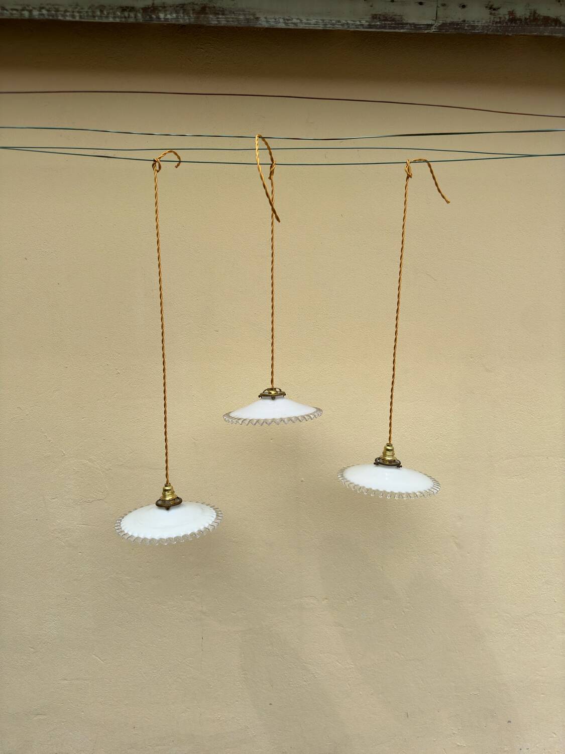 Trio suspension vintage abat jour opaline ondulée fils dorés lumière ancienne