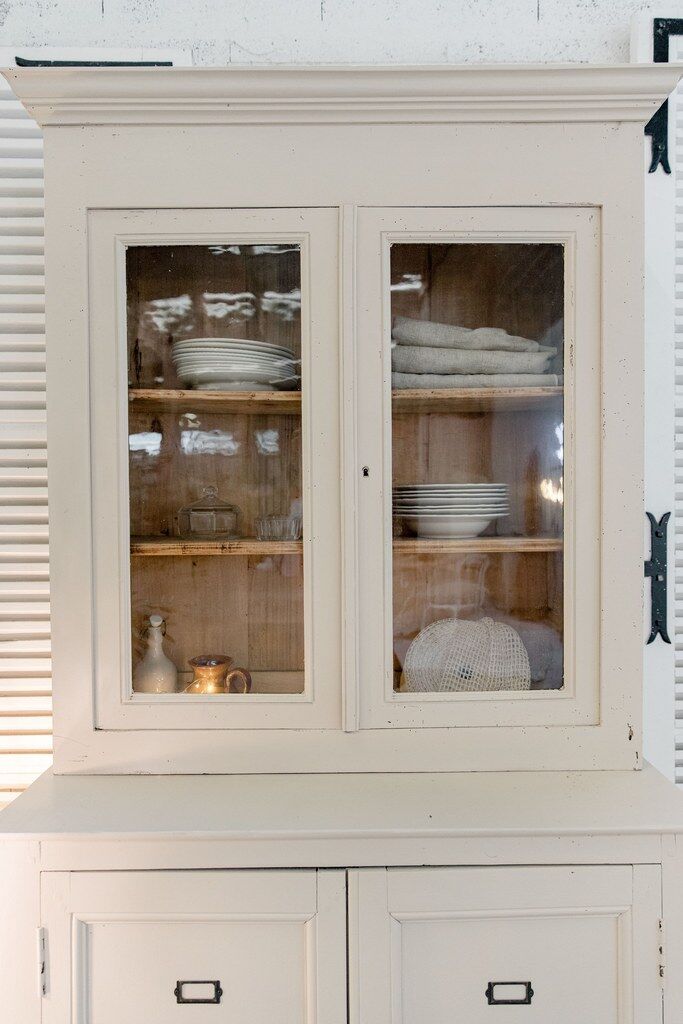 Vintage wooden dresser - linen colors