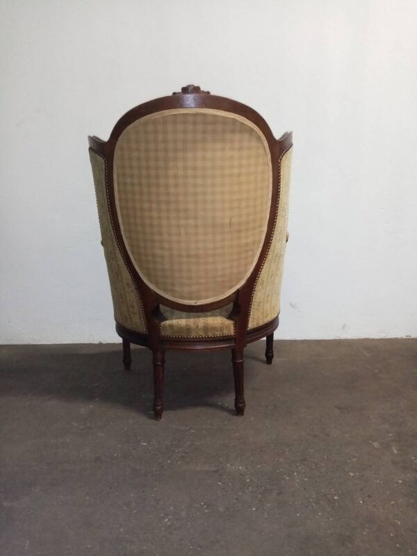 Fauteuil bergère médaillon Louis XVI en noyer tissus en petit point de croix