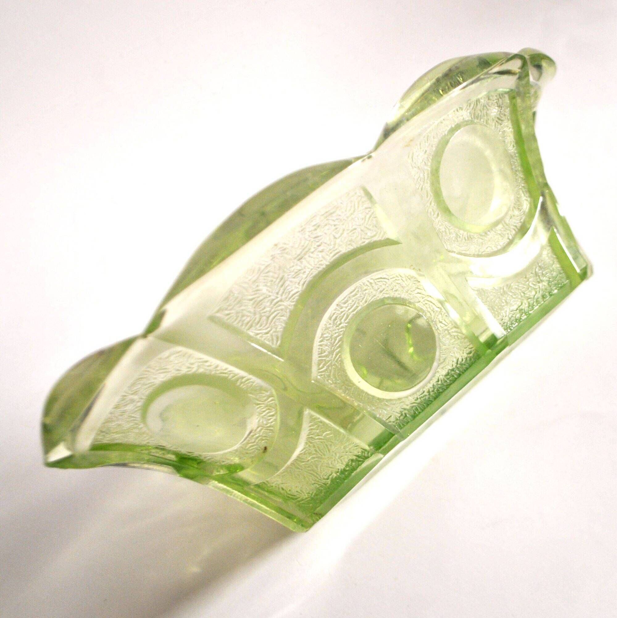 Art Deco oval bowl in green glass – geometric moulded decoration 1920-1930