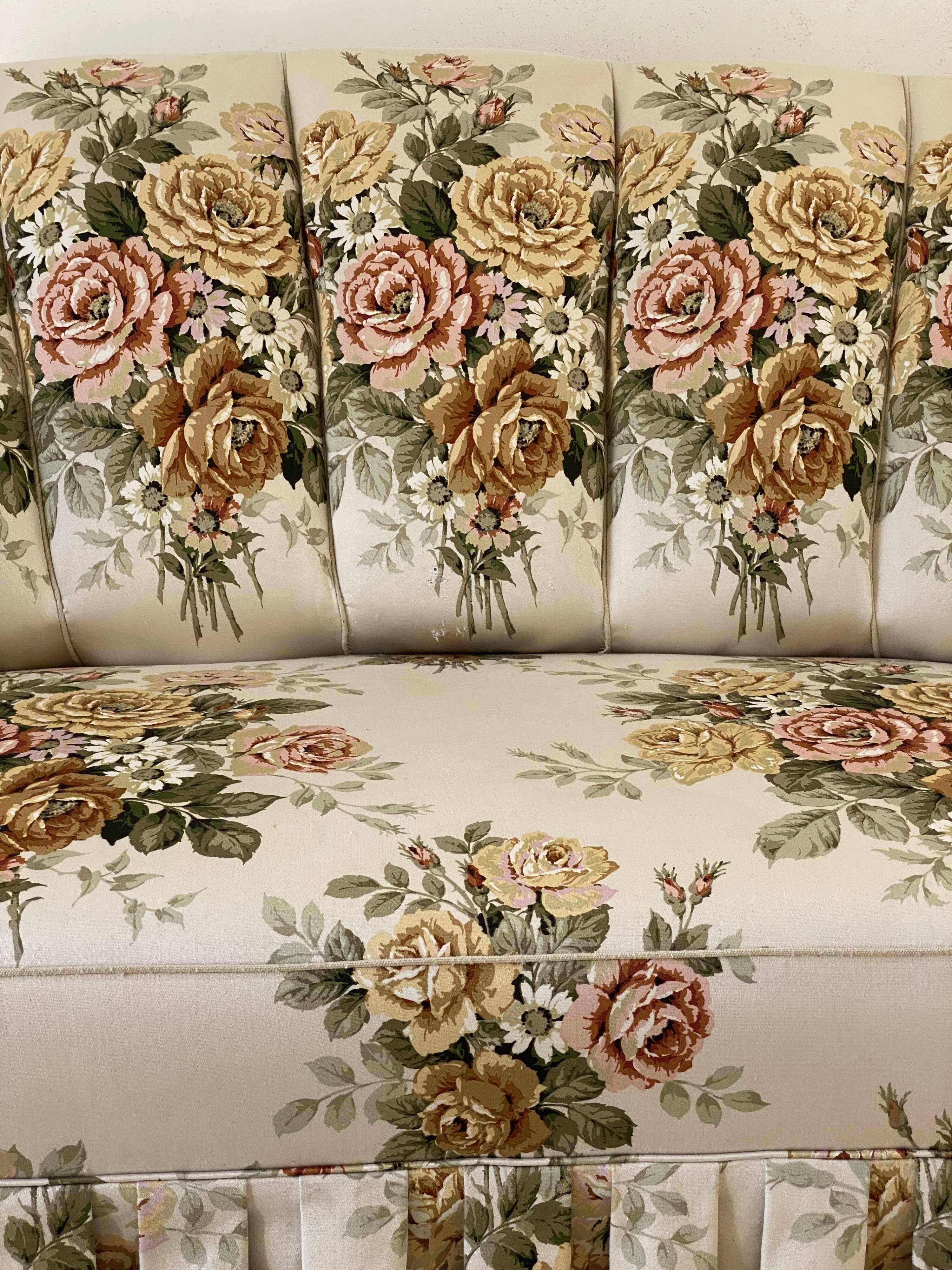 Napoleon III floral toad sofa with boudoir spirit and sliced backrest.