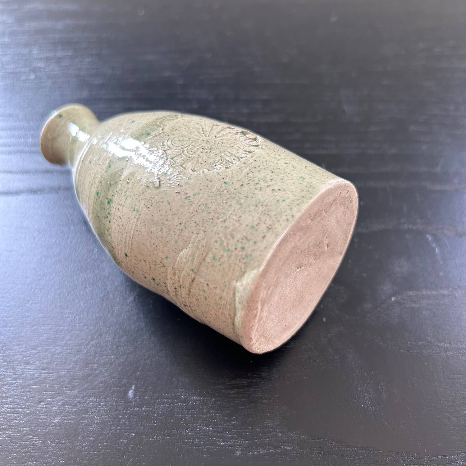 Single-flower vase with shell decoration