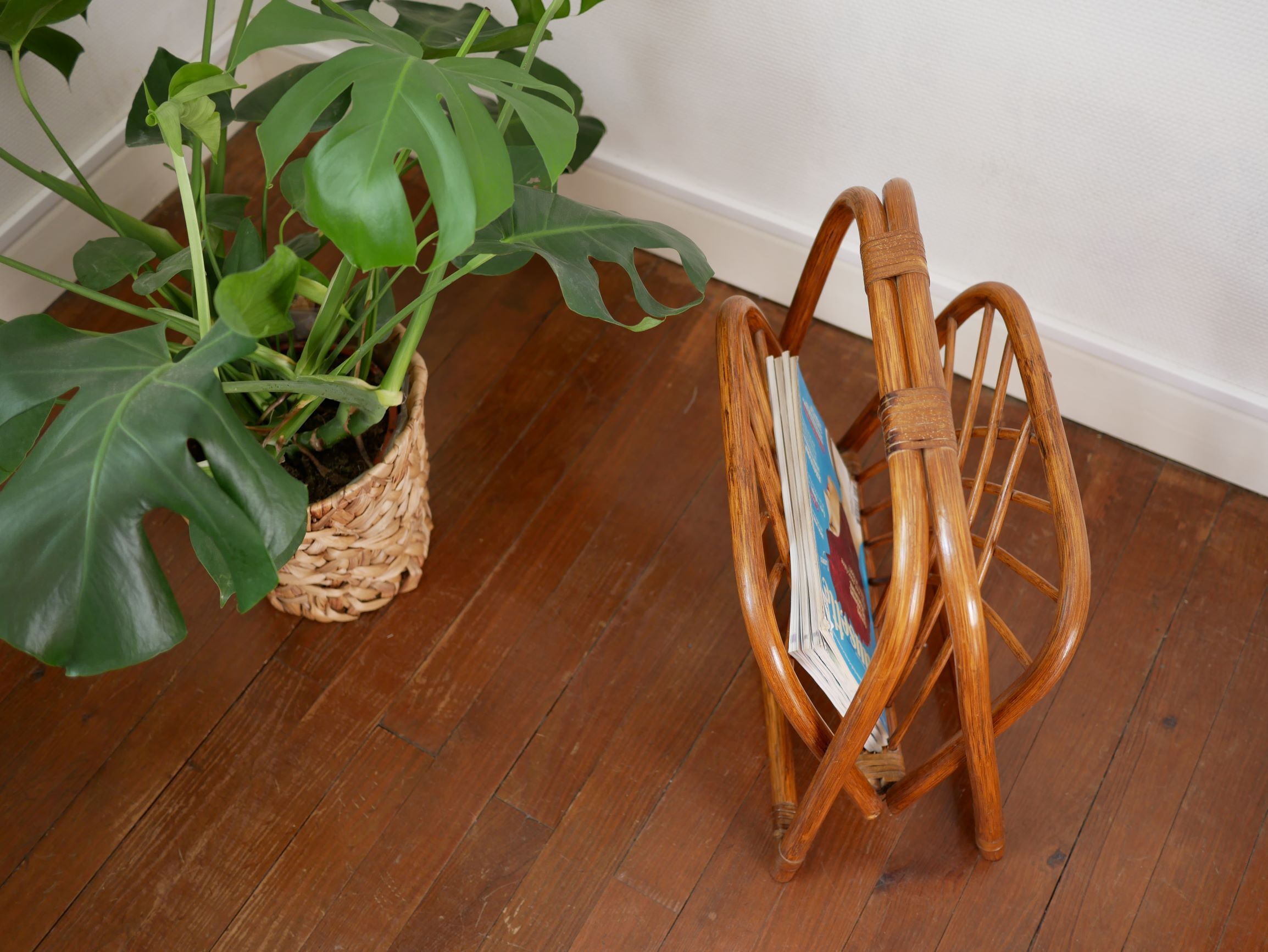 Foldable magazine rack in wicker