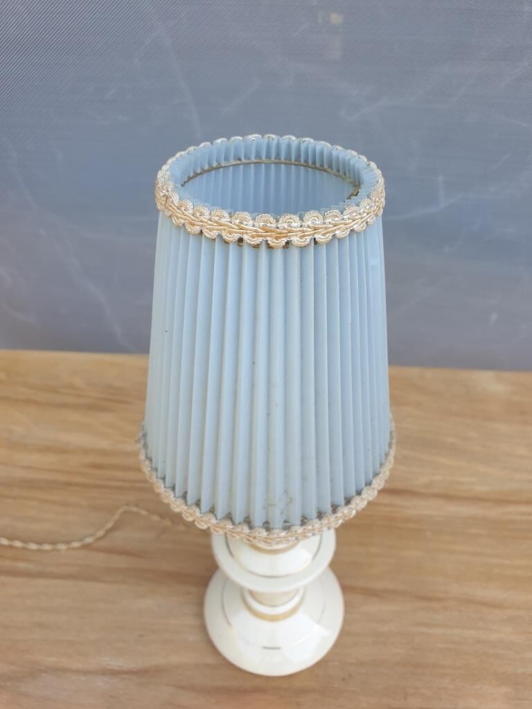 Lampe  bougeoir vintage faïence vanille liseré or et abat-jour rhodoïd plissé azur