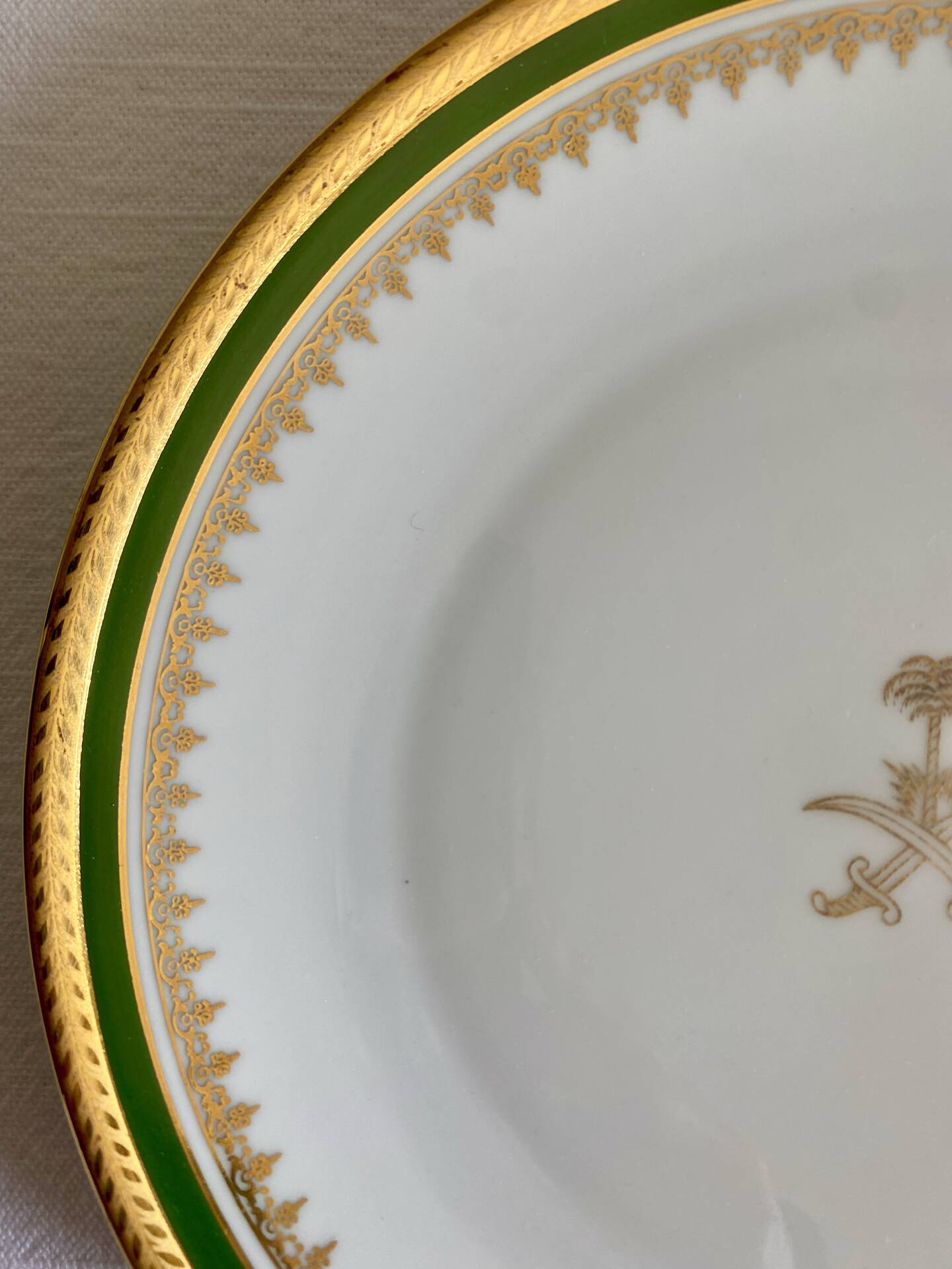 Assiette Tharaud Limoges “Monaco” — Service diplomatique, armoiries Ar