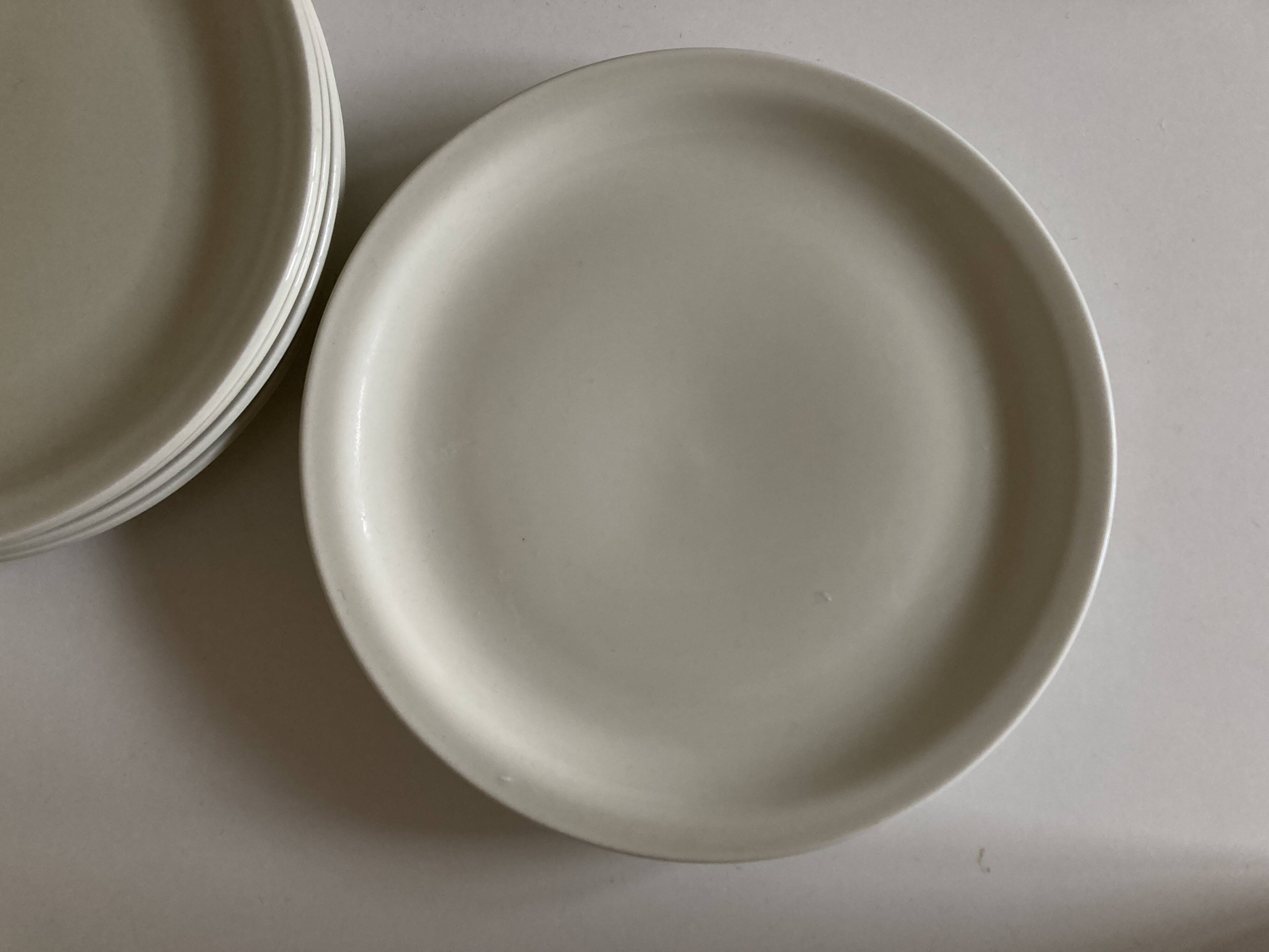 Set of 7 Scandinavian modernist flat plates in ivory earthenware